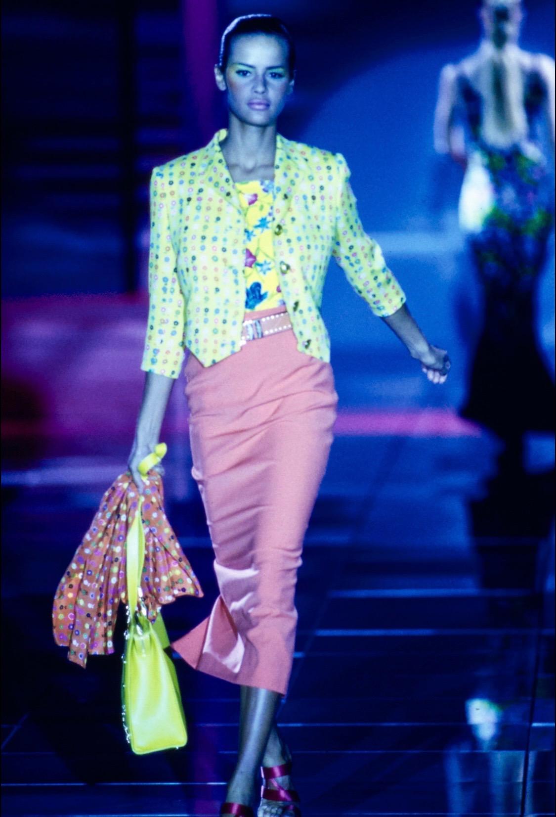 Wir präsentieren einen atemberaubenden gelben, geblümten Blazer von Gianni Versace Couture, entworfen von Gianni Versace. Dieser Blazer aus der Kollektion Frühjahr/Sommer 1993 wurde erstmals in Look 46 von Nadège du Bospertus gezeigt. Dieser