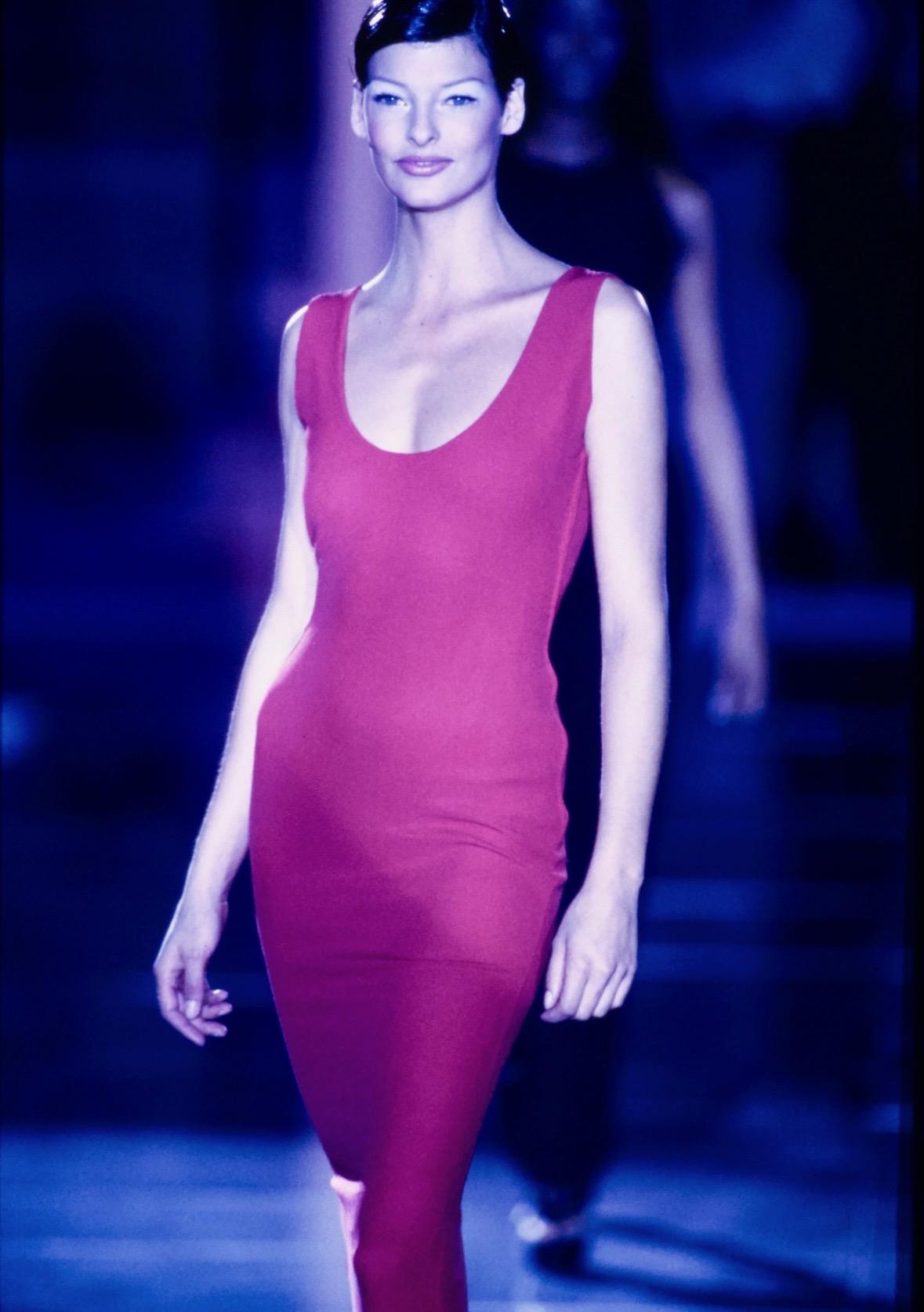 Nous vous présentons une fabuleuse robe longue rouge vif de Gianni Versace, créée par Gianni Versace pour la collection printemps/été 1993. Cette robe a fait ses débuts sur le podium de la saison, présentée par Linda Evangelista. La robe a également