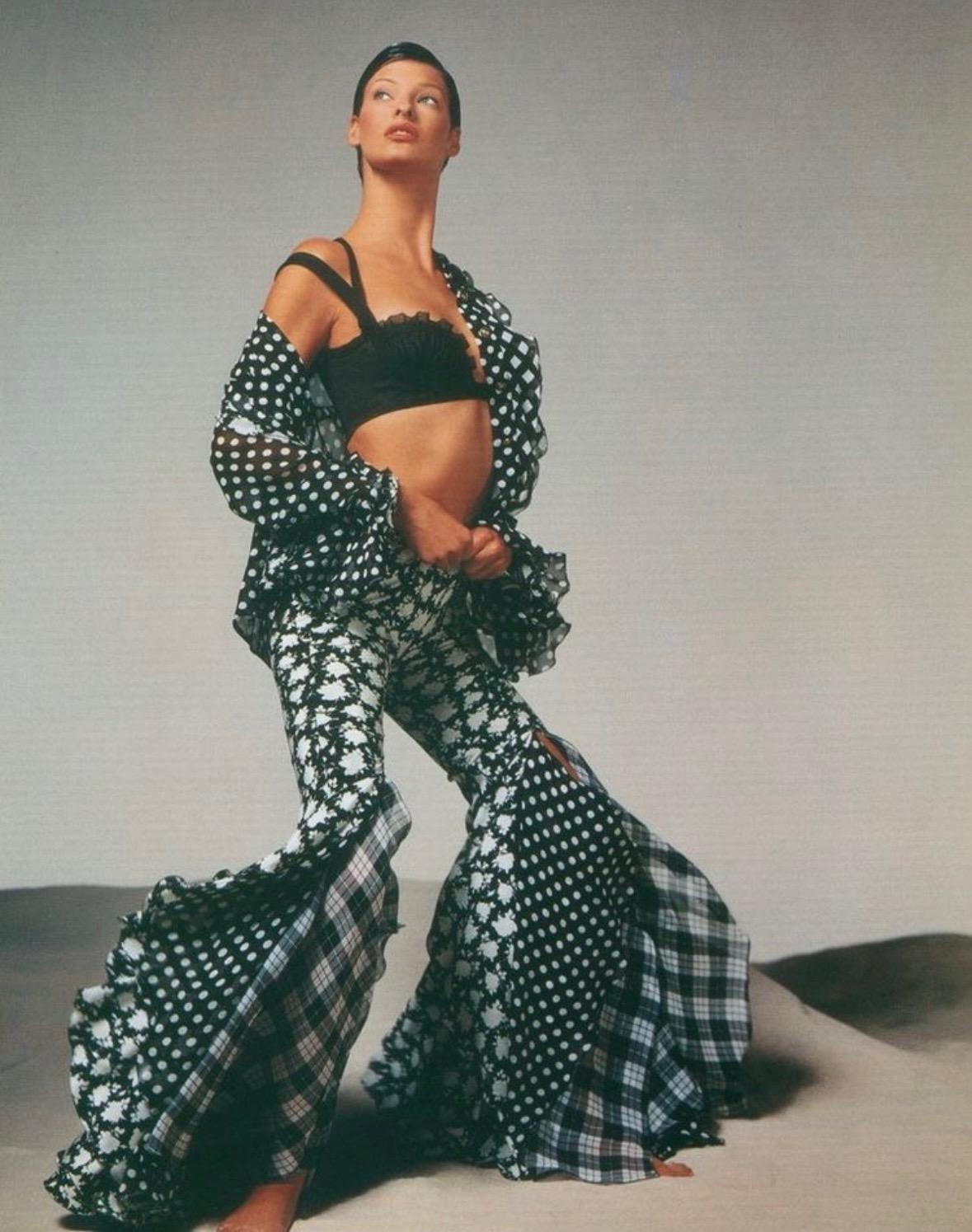 Voici un fabuleux haut noir boutonné Gianni Versace, conçu par Gianni Versace. Issu de la collection printemps/été 1993, ce haut a fait ses débuts sur le défilé de la saison dans le cadre du look 51, porté par Linda Evangelista. Elle a fait partie