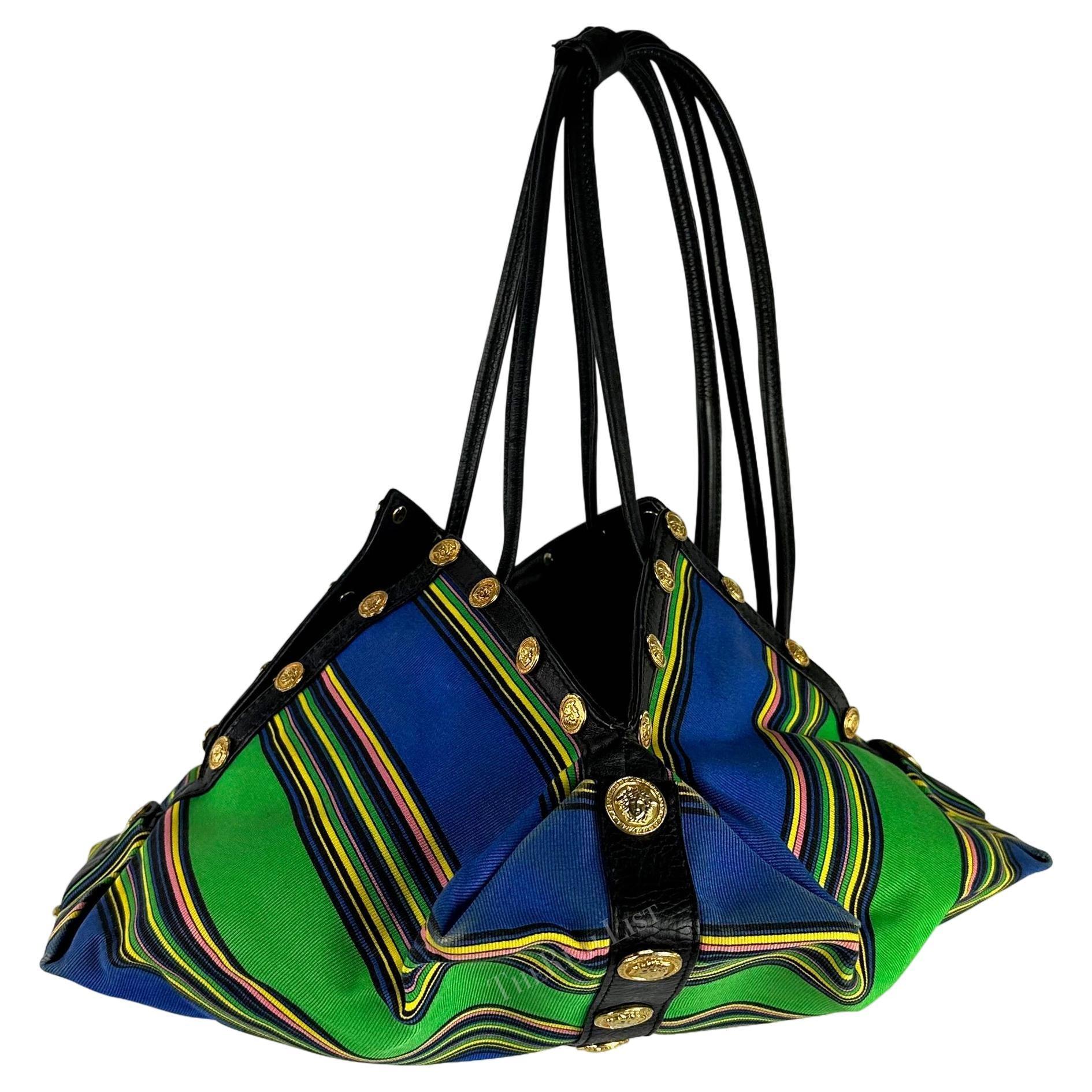 S/S 1993 Gianni Versace Pasarela Medallón de Medusa Bolsa con cordón de rayas azules en venta 5