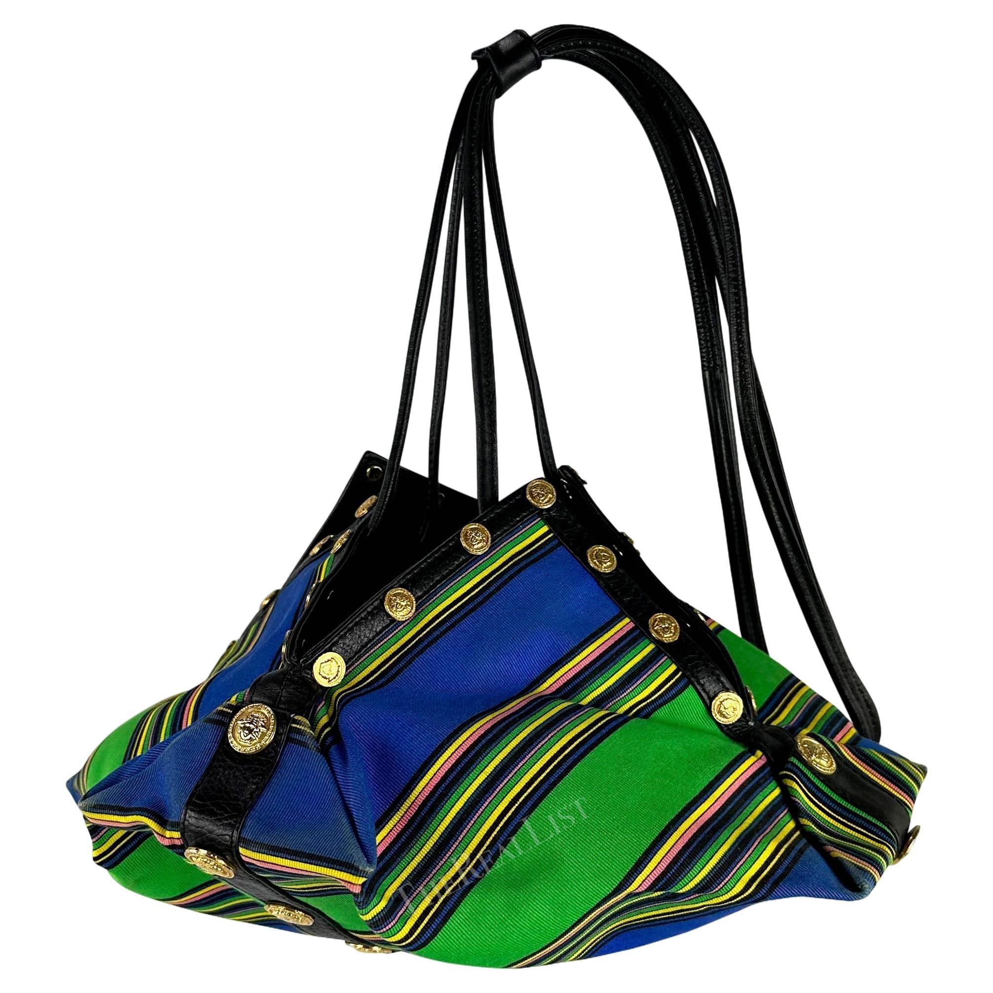 S/S 1993 Gianni Versace Pasarela Medallón de Medusa Bolsa con cordón de rayas azules en venta 6