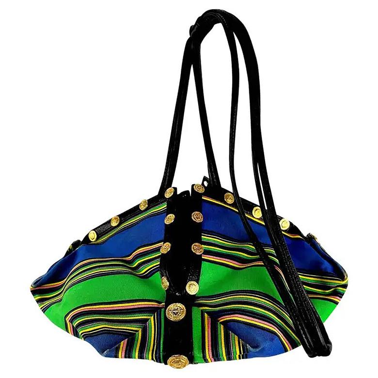 S/S 1993 Gianni Versace Pasarela Medallón de Medusa Bolsa con cordón de rayas azules