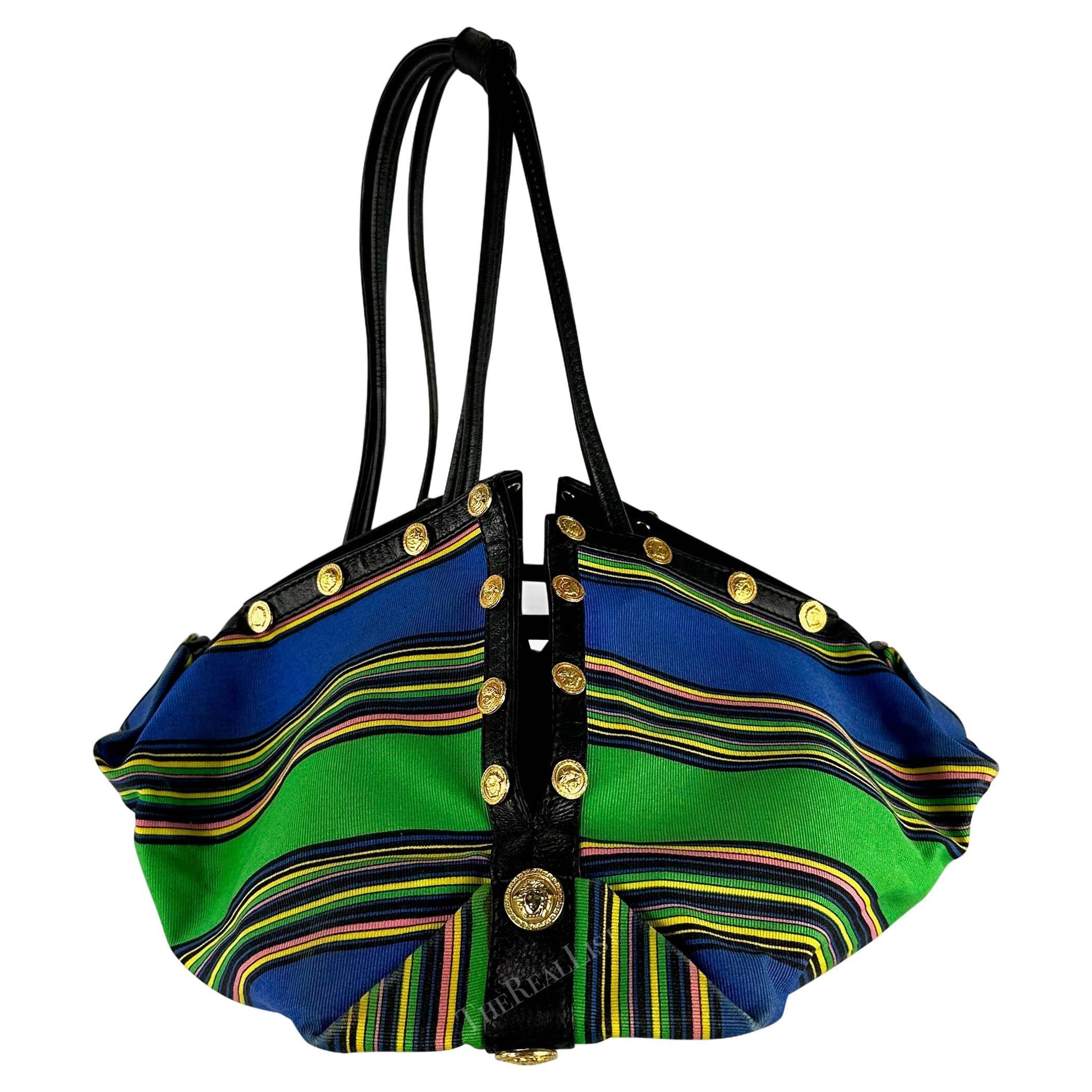 S/S 1993 Gianni Versace Pasarela Medallón de Medusa Bolsa con cordón de rayas azules en venta 3