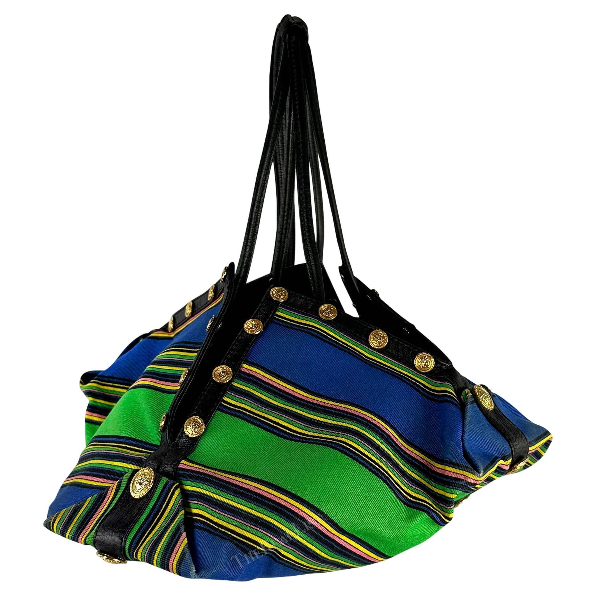 S/S 1993 Gianni Versace Pasarela Medallón de Medusa Bolsa con cordón de rayas azules en venta 4