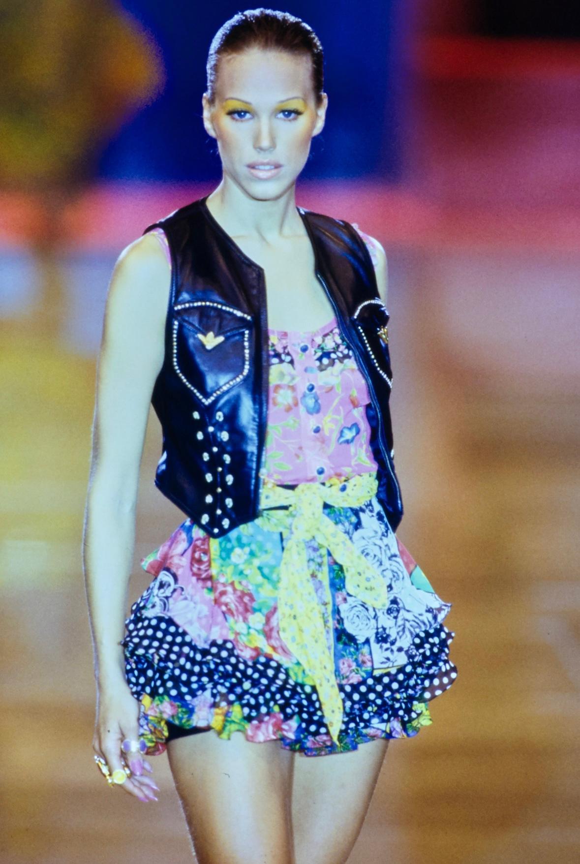 Presenting a pink floral Gianni Versace sleeveless top, designed by Gianni Versace. From the Spring/Summer 1993 collection, this top debuted on the season's runway on Emma Wiklund. This girly top features a scoop neckline accented with layers of