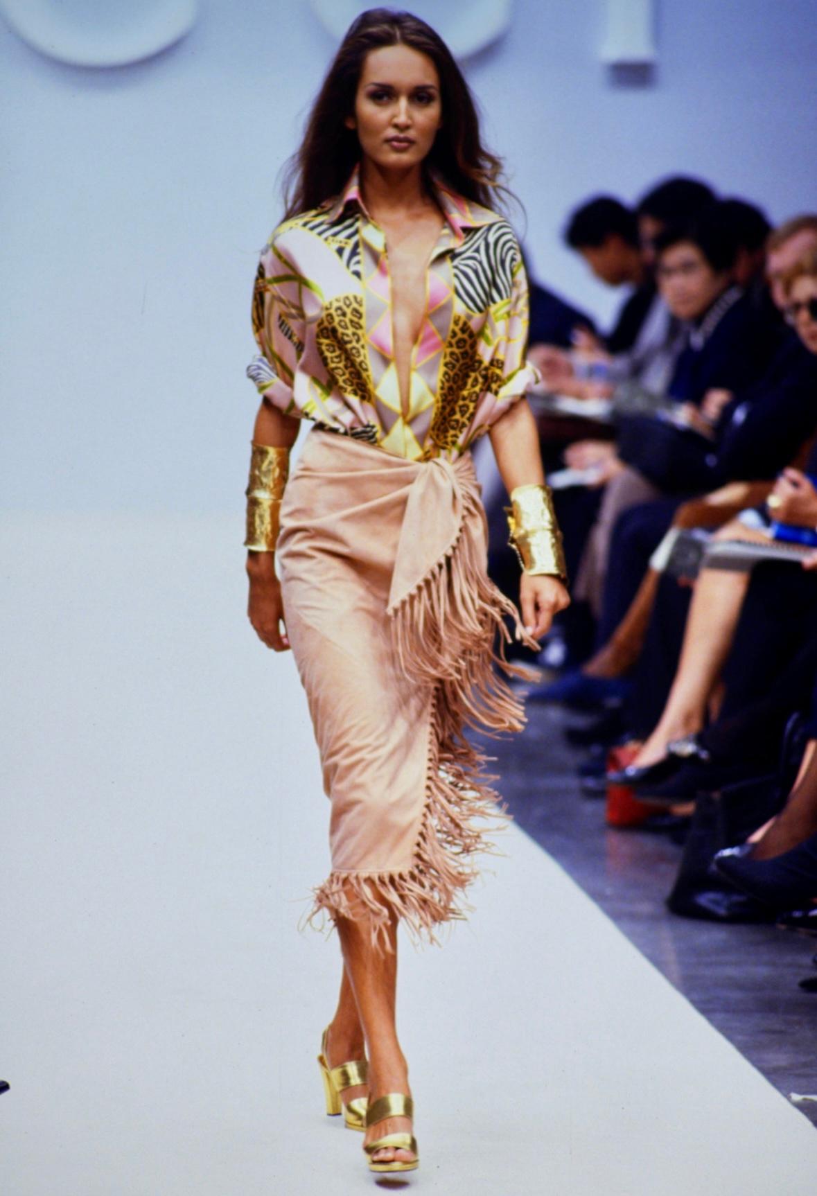 S/S 1993 Gucci Runway Animal Print Silk Collared GG Logo Button Down Shirt en vente 2
