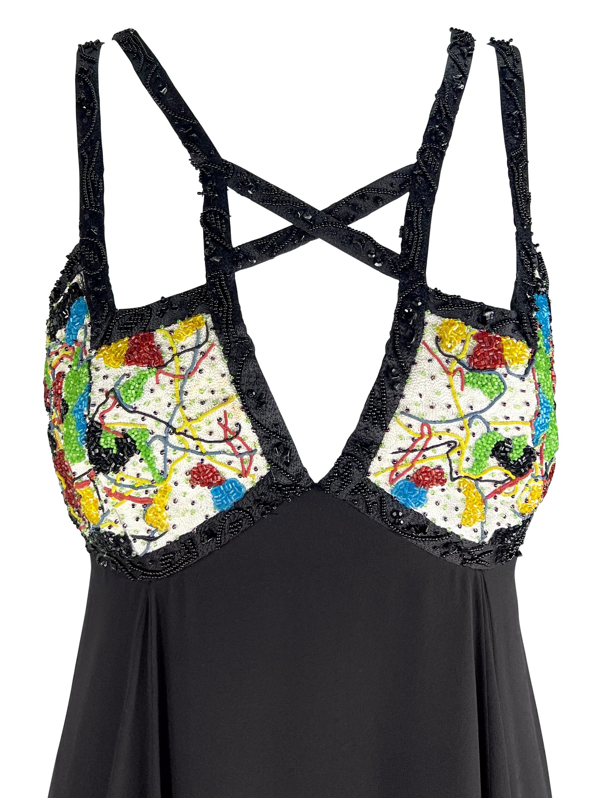 Dieses schwarze Chiffonkleid aus der Frühjahr/Sommer-Kollektion 1993 von Karl Lagerfeld wurde zum ersten Mal auf dem Laufsteg gezeigt und zeichnet sich durch einen gestuften Rock und mehrfarbige Perlenbänder aus. Das Mieder dieses Kleides ist mit