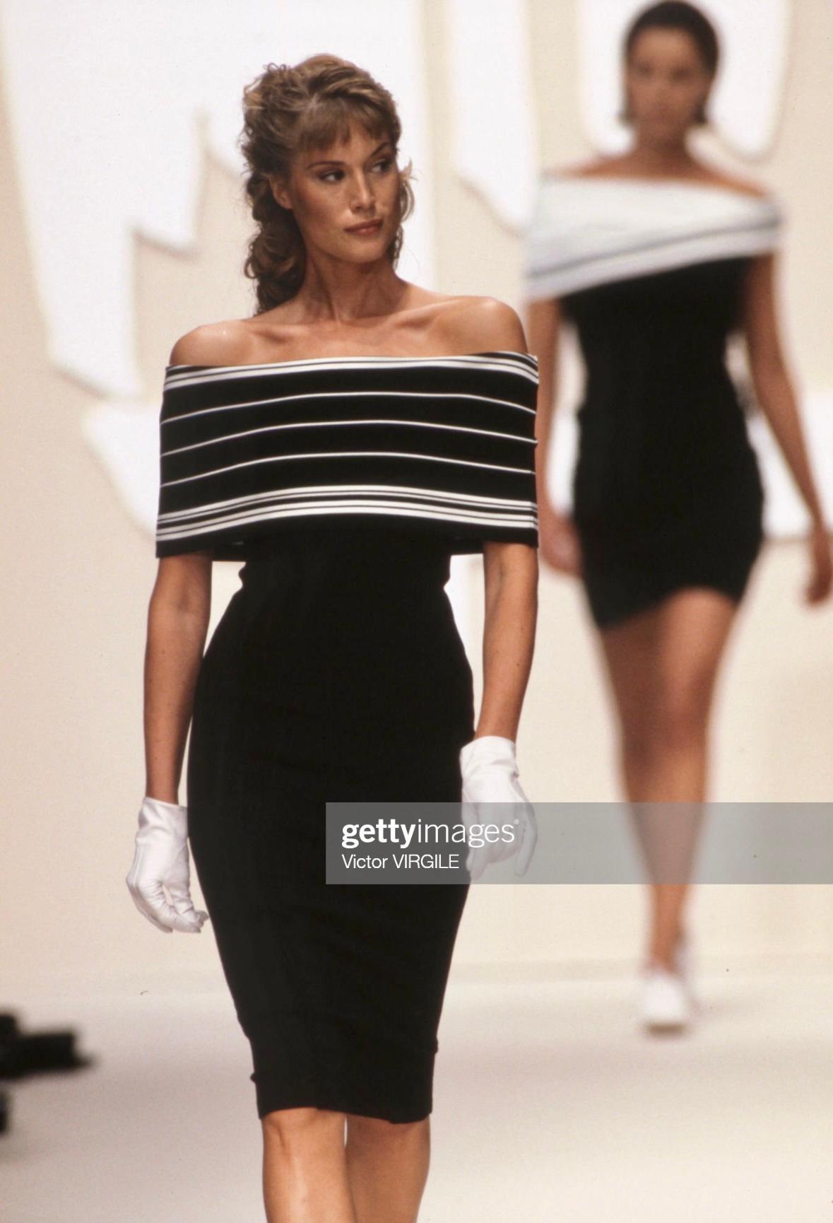 Beige S/S 1994 Angelo Tarlazzi Runway Navy Off-The-Shoulder Knit Bodycon Mini Dress in vendita