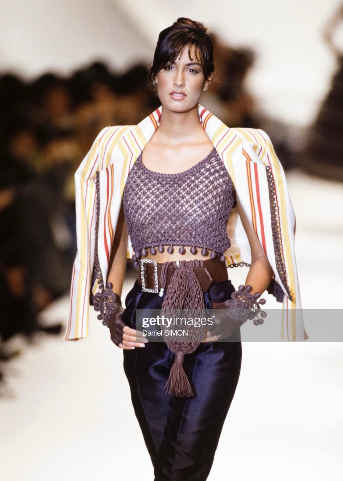 Präsentation eines dreiteiligen Demi-Couture-Rockanzugs, entworfen von Gianfranco Ferré für die Kollektion Frühjahr/Sommer 1994 von Christian Dior. Die braune, gewachste Kordel auf der Vorderseite des Crop-Tops setzt sich bis zum Saum der passenden