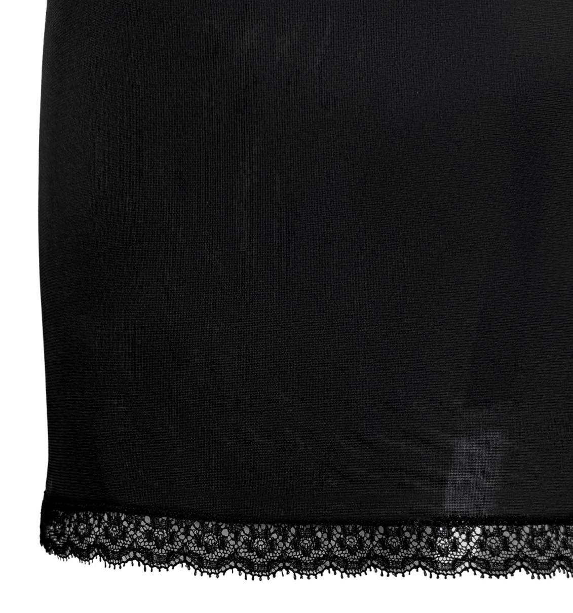 Issue de la collection printemps-été 1994 de Dolce & Gabbana, cette mini-robe en satin noir est ornée d'une délicate dentelle à l'ourlet et de fines bretelles spaghetti. Des variations de cette silhouette minimaliste ont clôturé le défilé de la