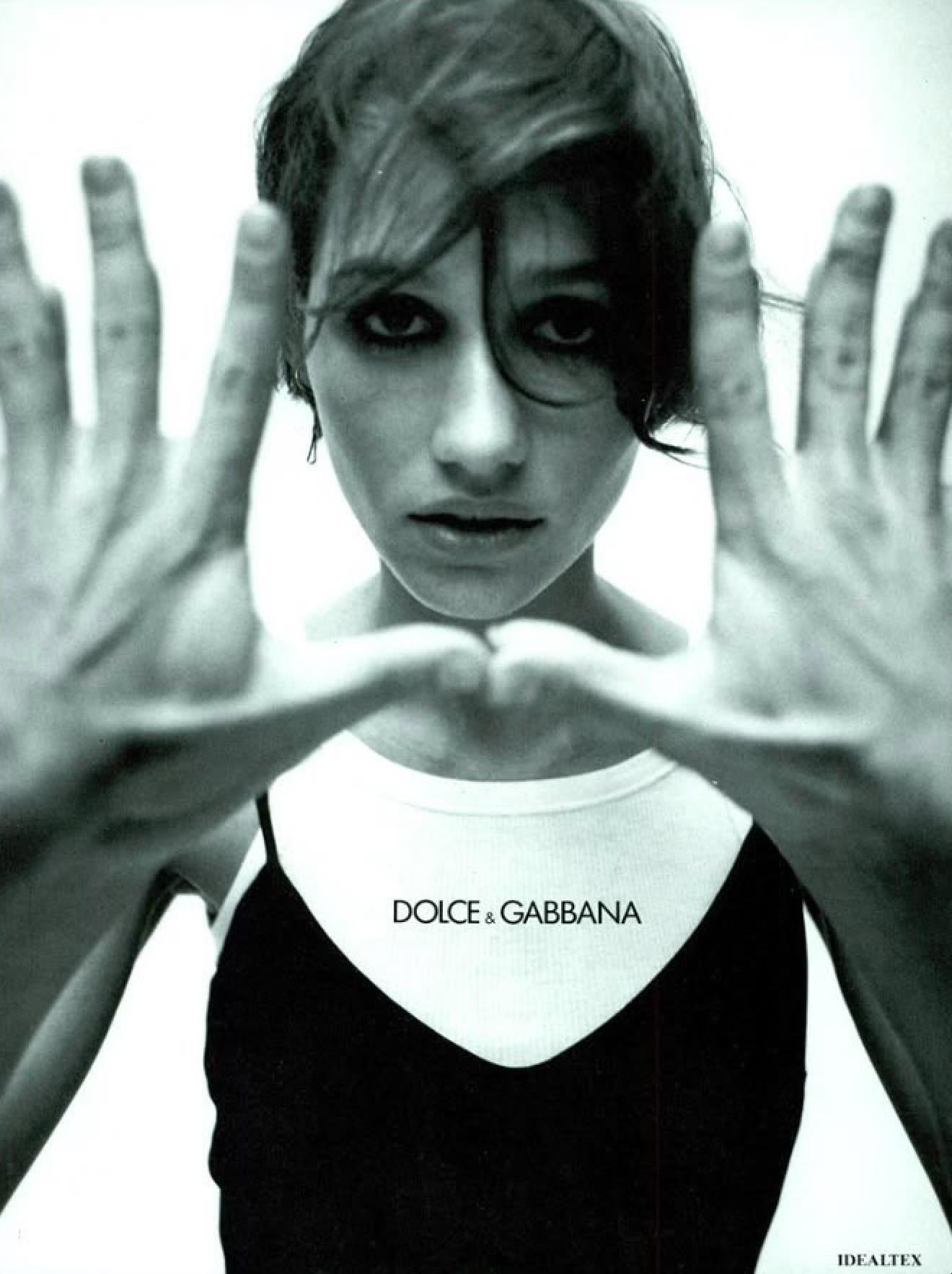 Dolce & Gabbana Runway Ad mini-robe noire bordée de dentelle et de satin transparent, P/E 1994 Pour femmes en vente