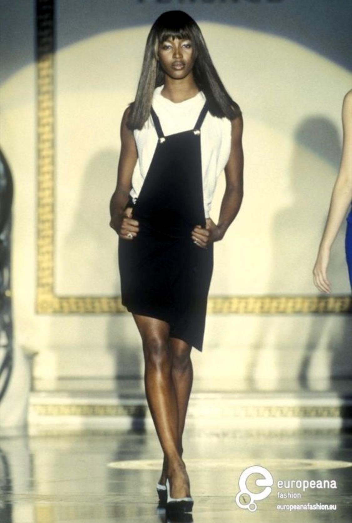 Présentation d'une magnifique robe à clip Gianni Versace Couture, dos nu, conçue par Gianni Versace. Issue de la collection printemps/été 1994, cette pièce n'est pas apparue sur le défilé de prêt-à-porter, mais une pièce presque identique a été
