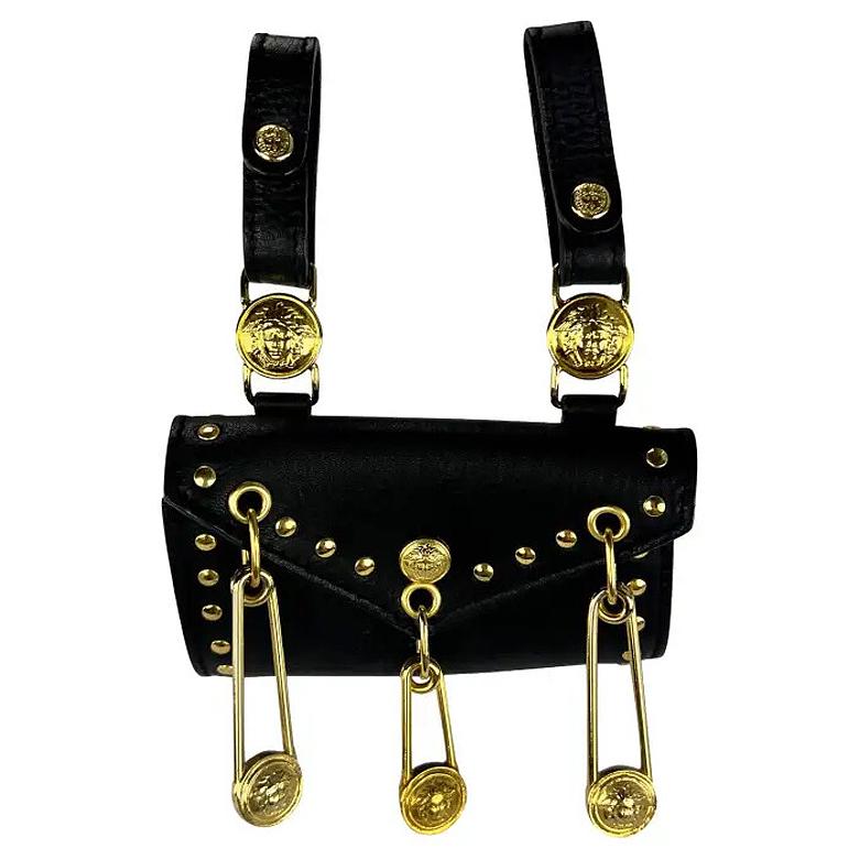 S/S 1994 Gianni Versace Cinturón de cuero negro dorado con pasador de seguridad Mini Bolso Bolsa