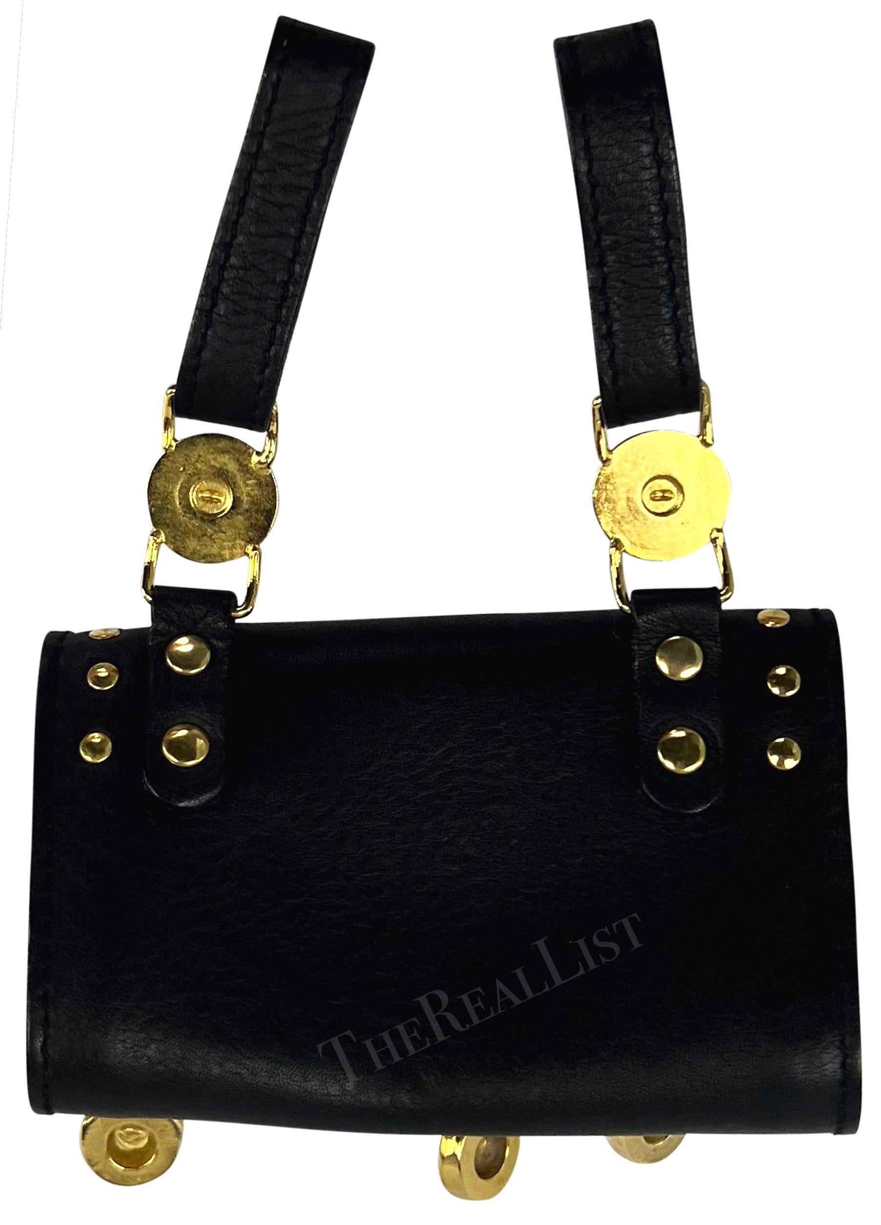F/S 1994 Gianni Versace Schwarzes Leder Goldfarbenes Sicherheitsnadelgürtel-Minitaschenbeutel mit Gürtel Damen im Angebot