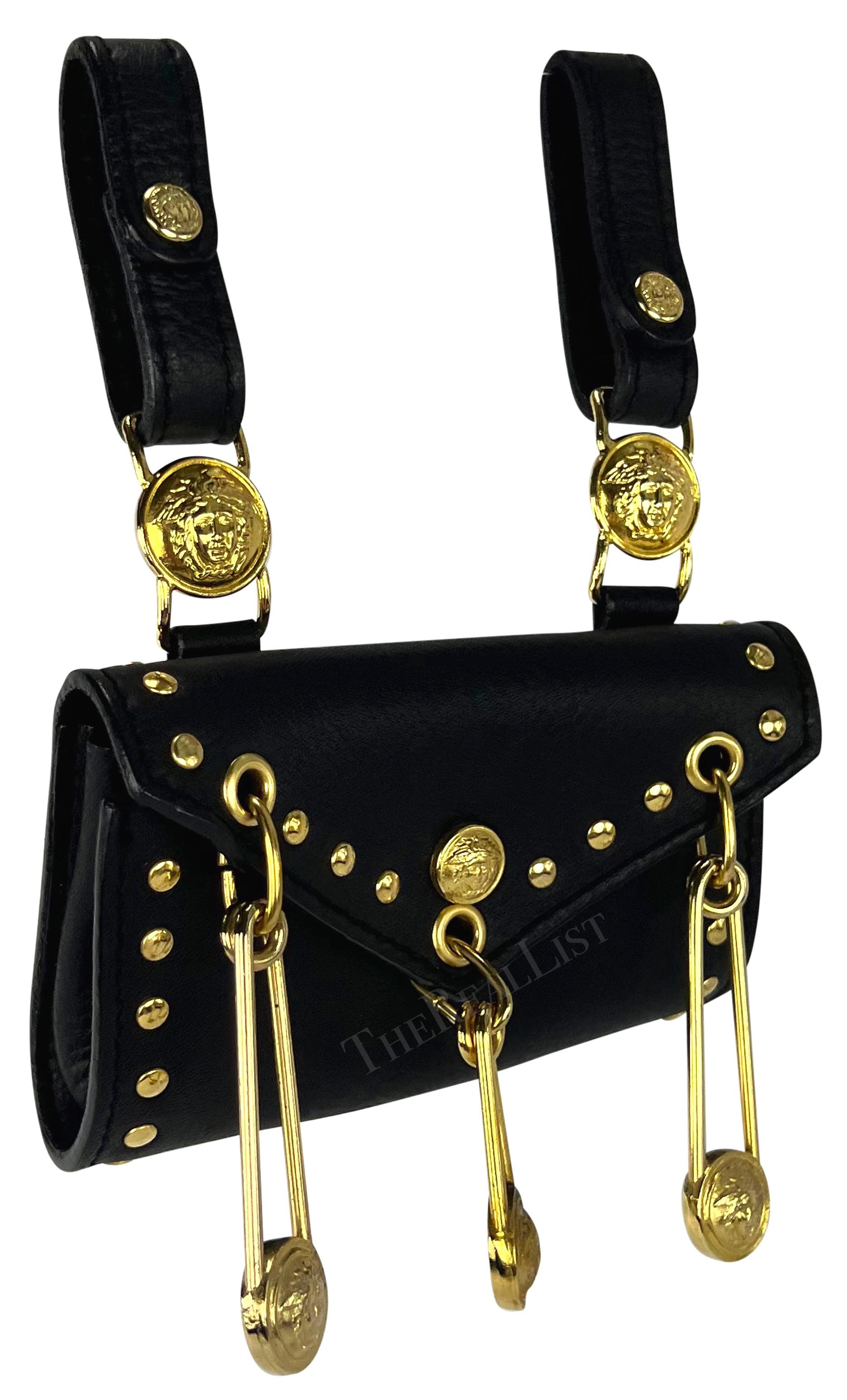 S/S 1994 Gianni Versace Noir Cuir Gold-Tone Safety Pin Belt Mini Bag Pouch en vente 2