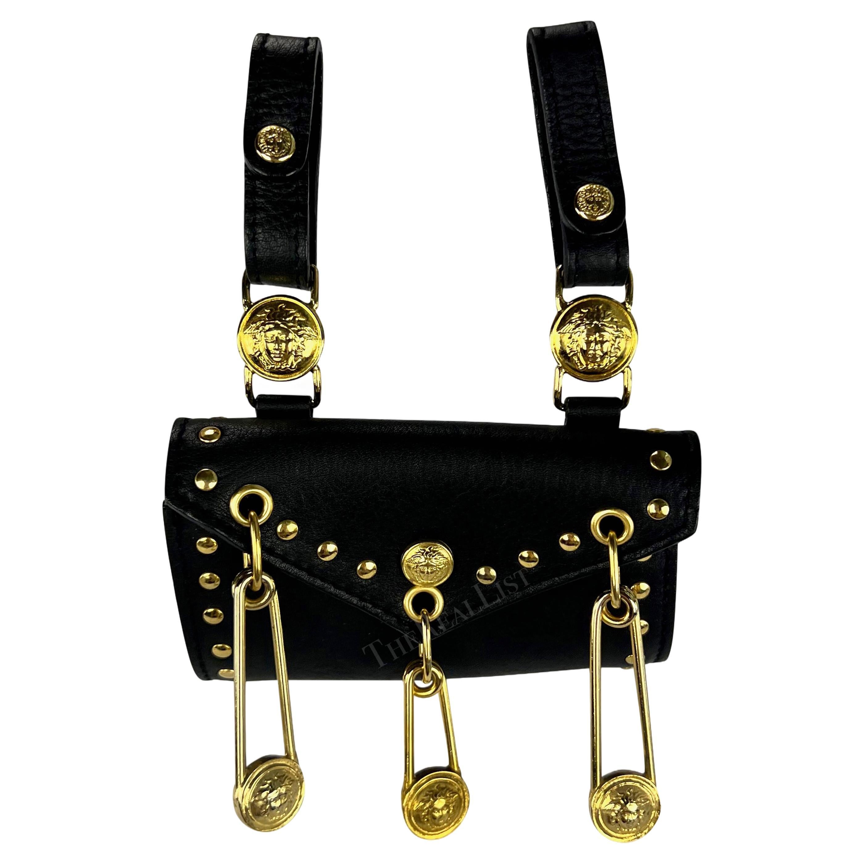 S/S 1994 Gianni Versace Noir Cuir Gold-Tone Safety Pin Belt Mini Bag Pouch en vente