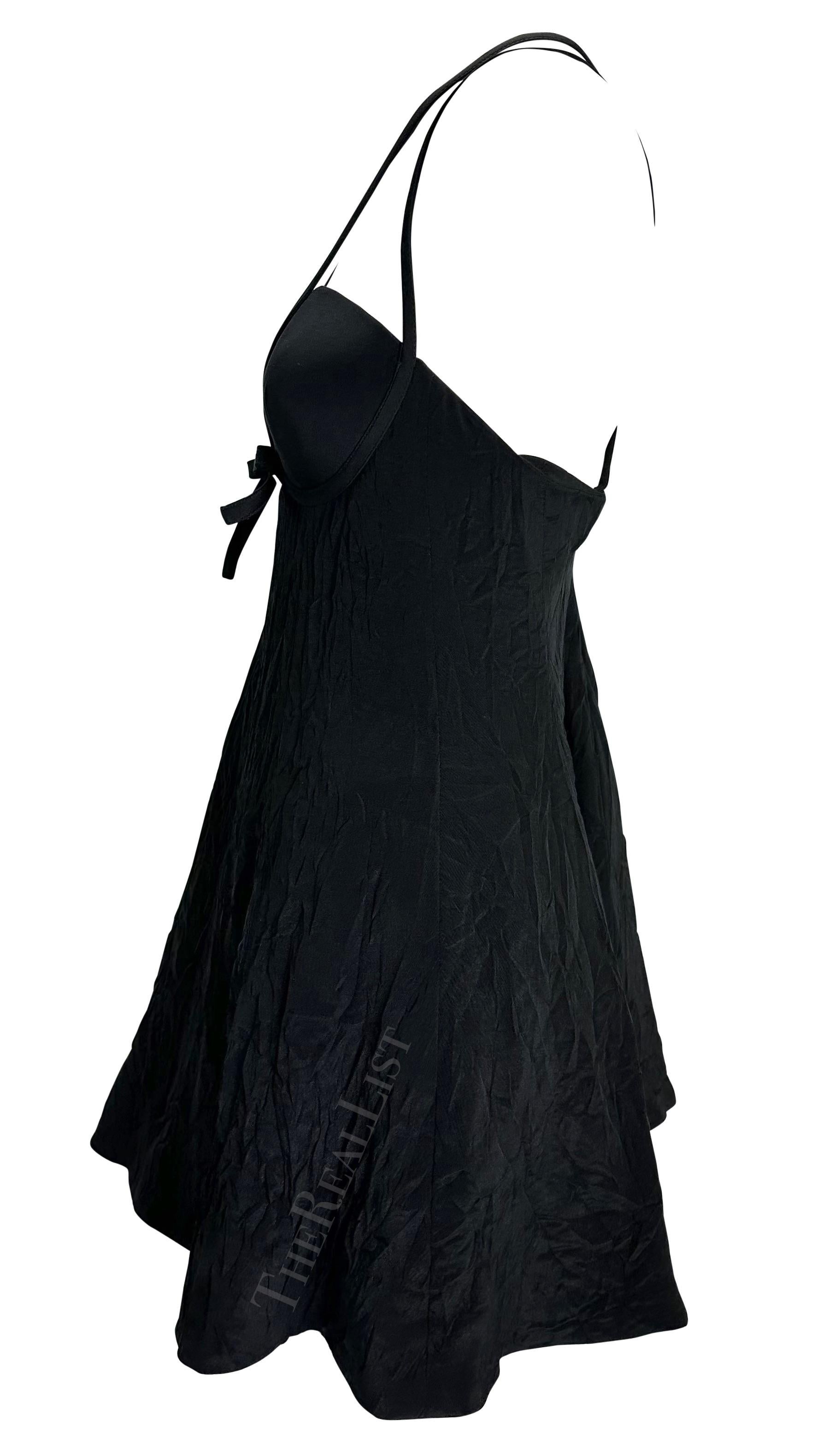 Gianni Versace, mini-robe baby doll évasée et plissée noire, P/E 1994 Excellent état - En vente à West Hollywood, CA