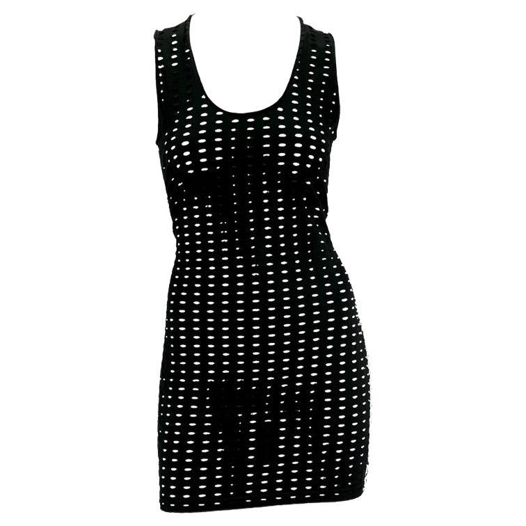 TheRealList presenta: un vestido sin mangas de ojales Gianni Versace Couture, diseñado por Gianni Versace. De la colección Primavera/Verano 1994, este vestido elástico está cubierto de ojales cuidadosamente diseñados y tiene escote redondo. Este