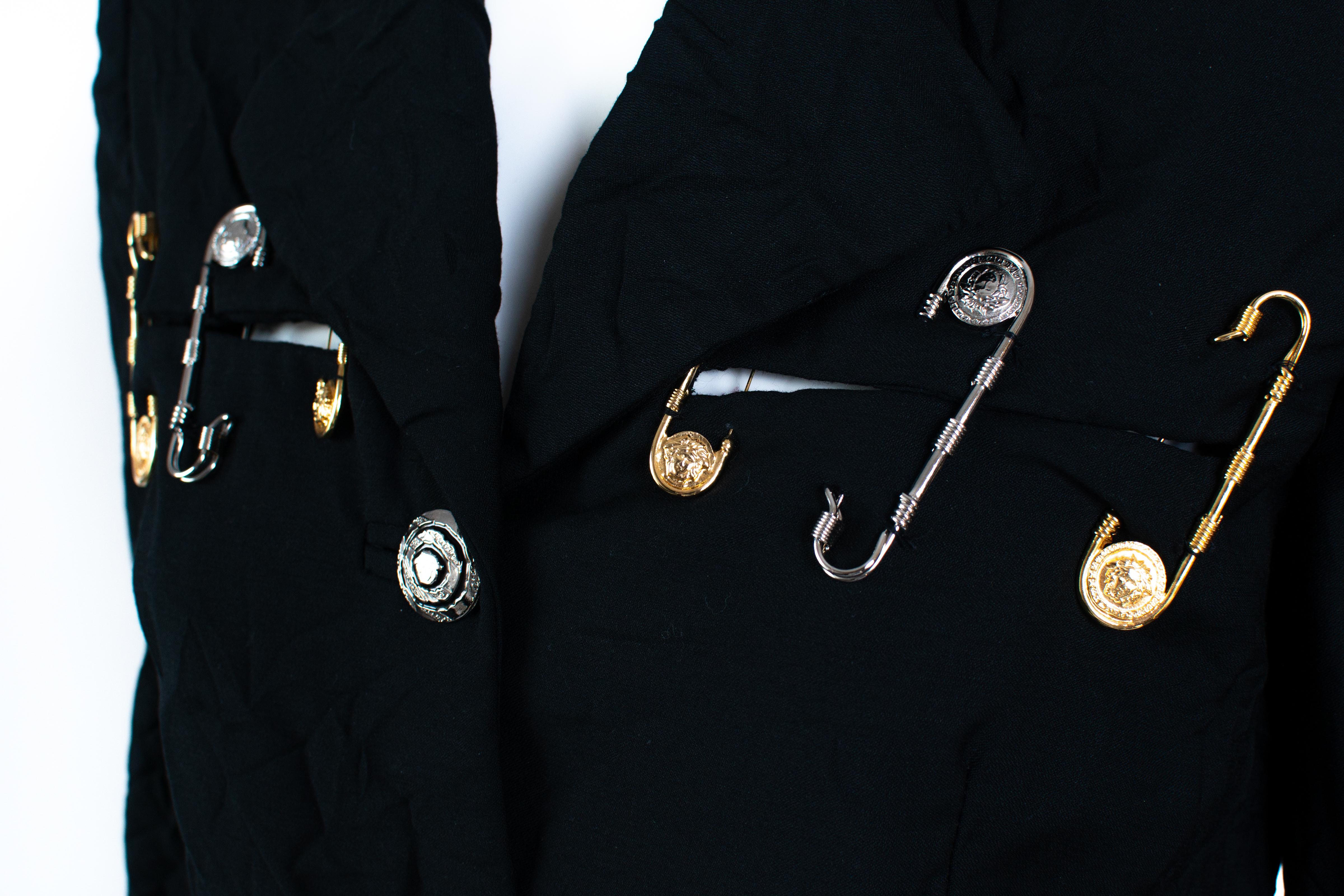 S/S 1994 Gianni Versace Couture Medusa Safety Pin Blazer Runway  In Good Condition For Sale In West Hollywood, CA