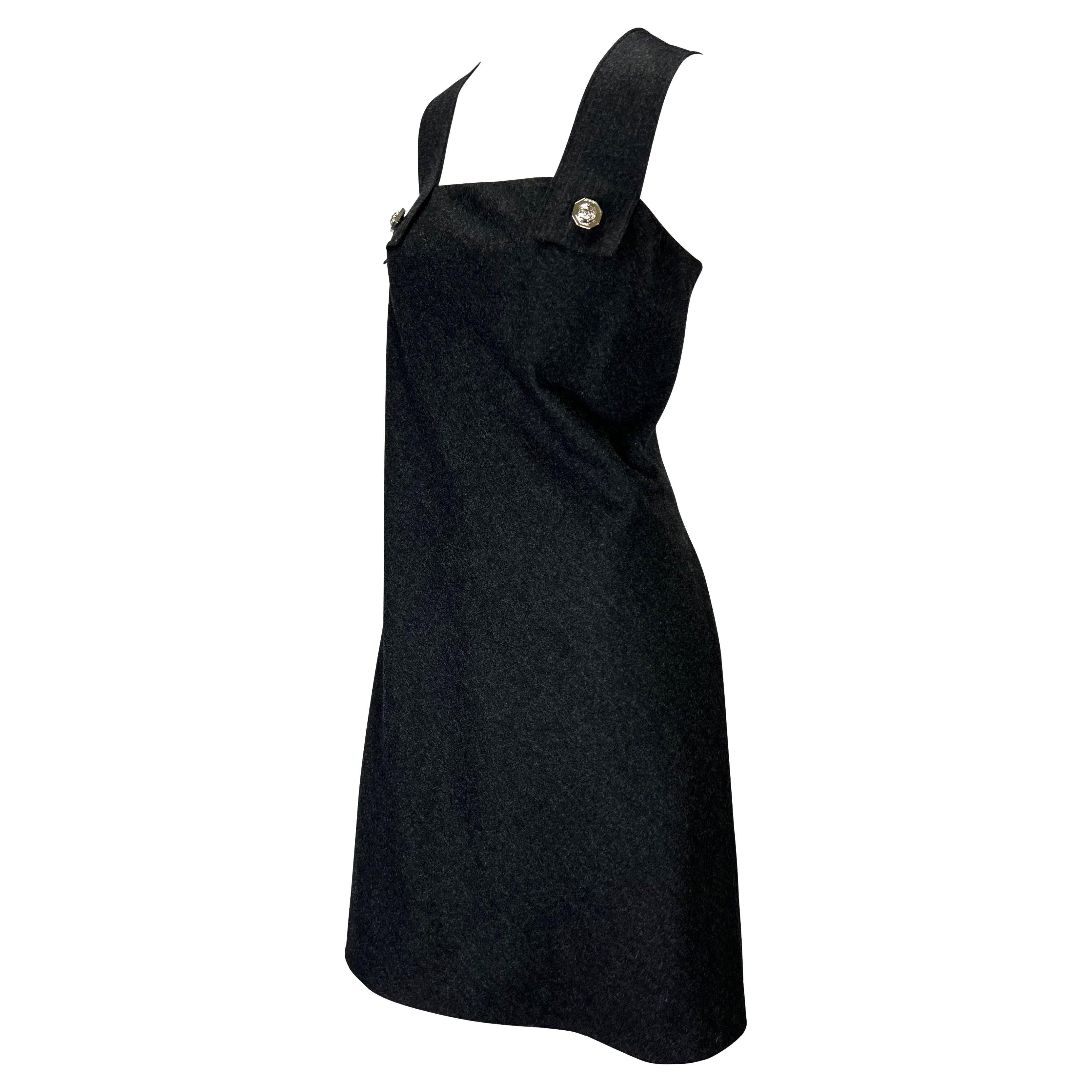 Présentation d'une robe de style général Gianni Versace Couture, conçue par Gianni Versace. Issue de la collection Printemps/Été 1994, cette robe en laine présente de larges bretelles reliées par les boutons à vis du logo Medusa, très utilisés dans