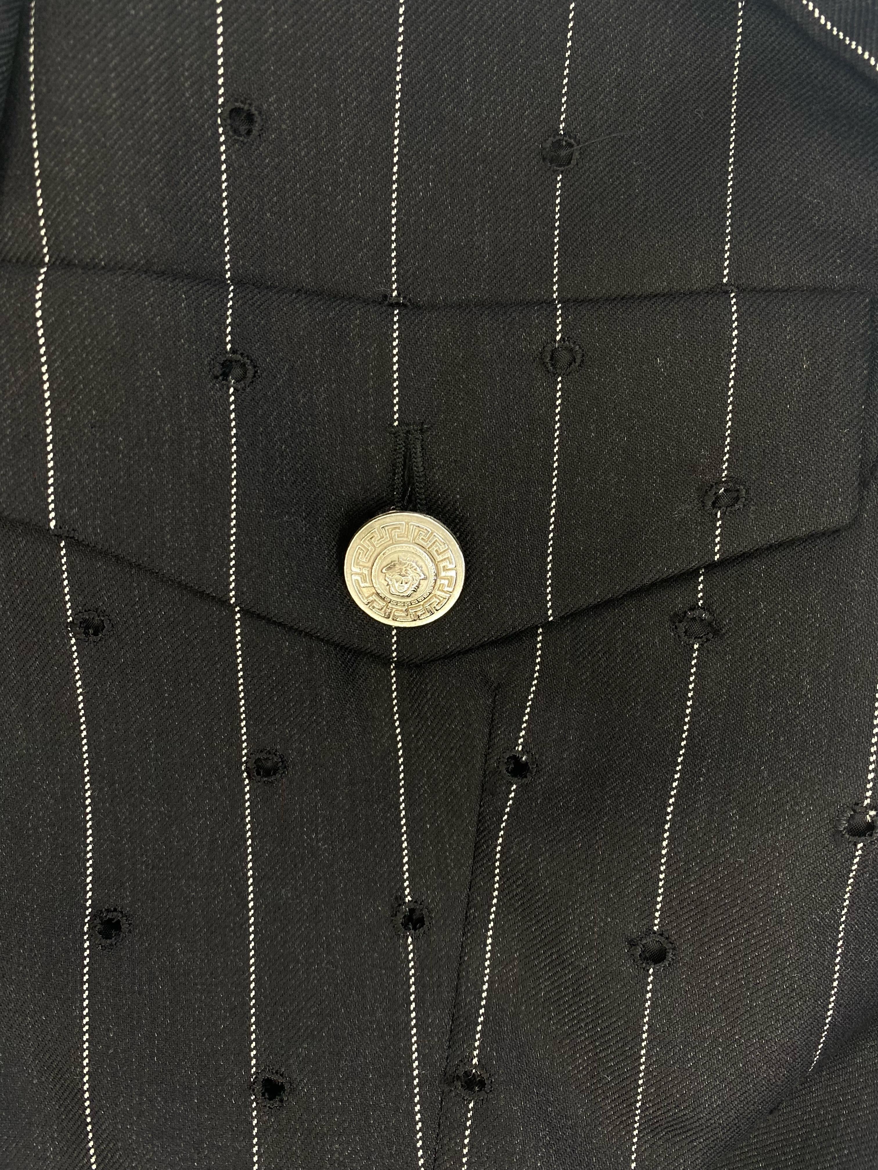 Gianni Versace Couture, blazer in lana con gessato punk traforato e Medusa, P/E 1994 in vendita 1