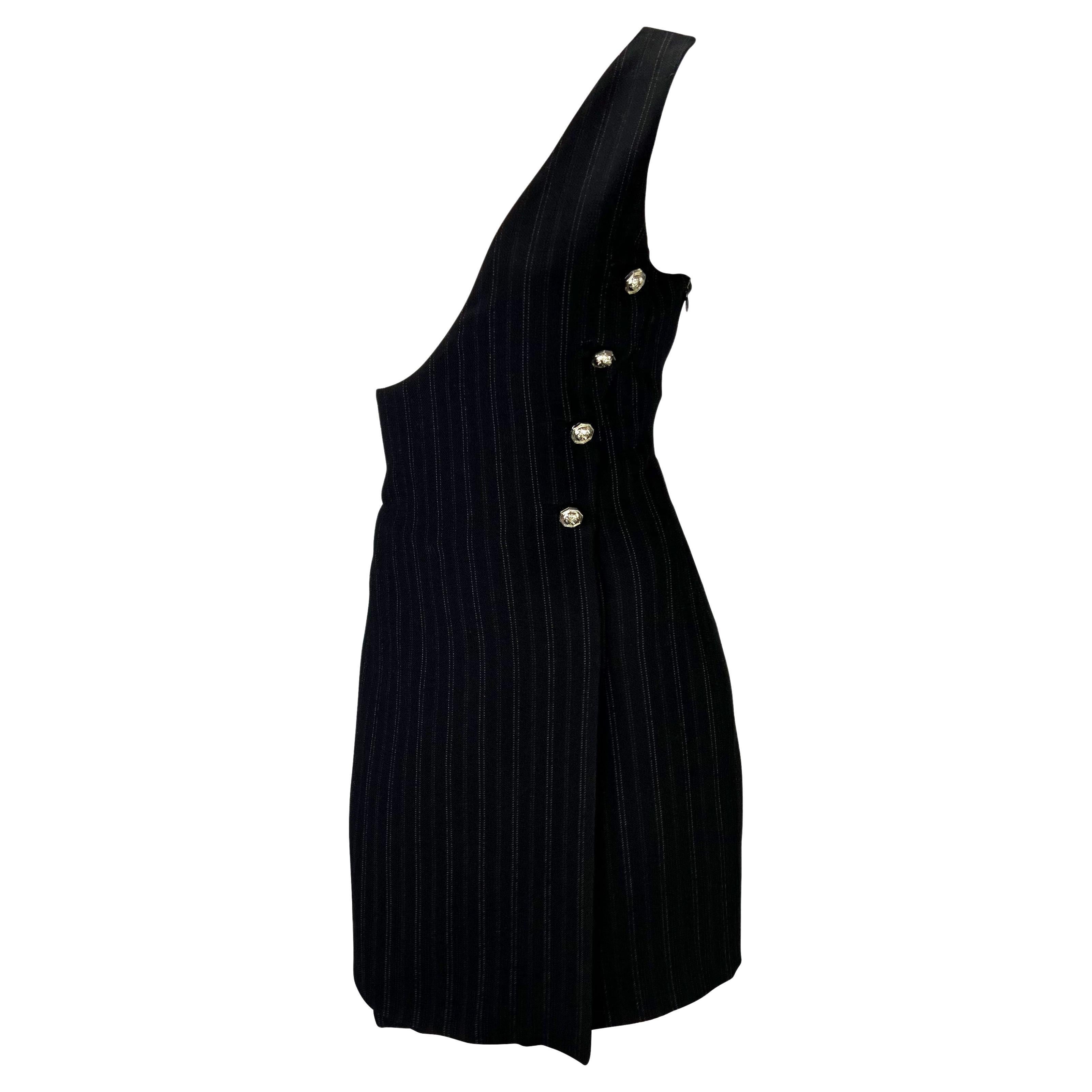 Collectional présente une robe asymétrique à rayures conçue par Gianni Versace pour sa collection printemps/été 1994 d'inspiration punk. De faux boutons argentés en forme de Méduse soulignent le buste et la taille pour compléter le style faussement