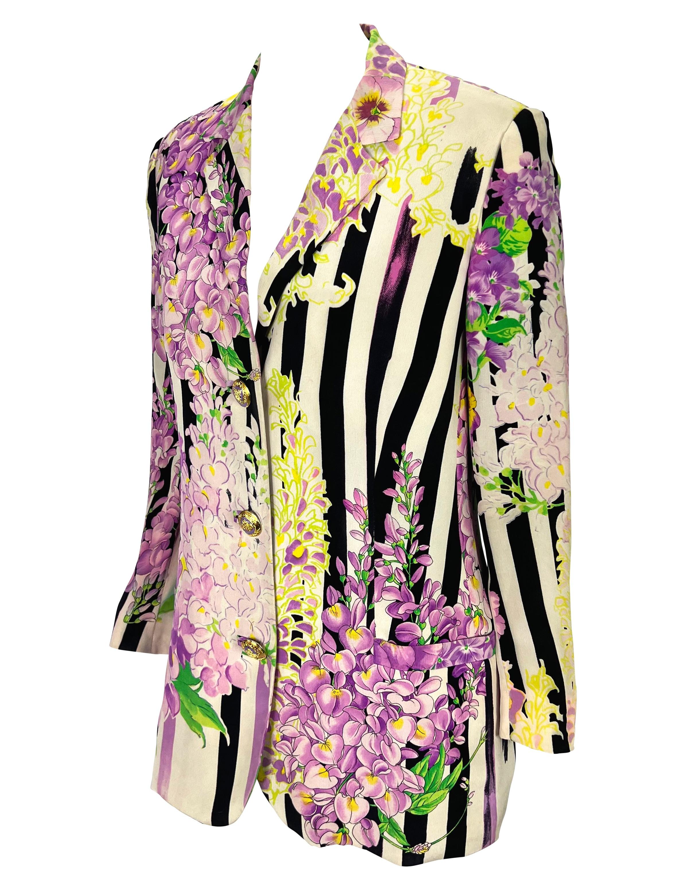 Wir präsentieren einen wunderschönen gestreiften und geblümten Gianni Versace Blazer, entworfen von Gianni Versace. Dieser wunderschöne Blazer aus der Frühjahr/Sommer-Kollektion 1994 zeigt ein schwarz-weißes, vertikales Streifenmuster mit einem lila
