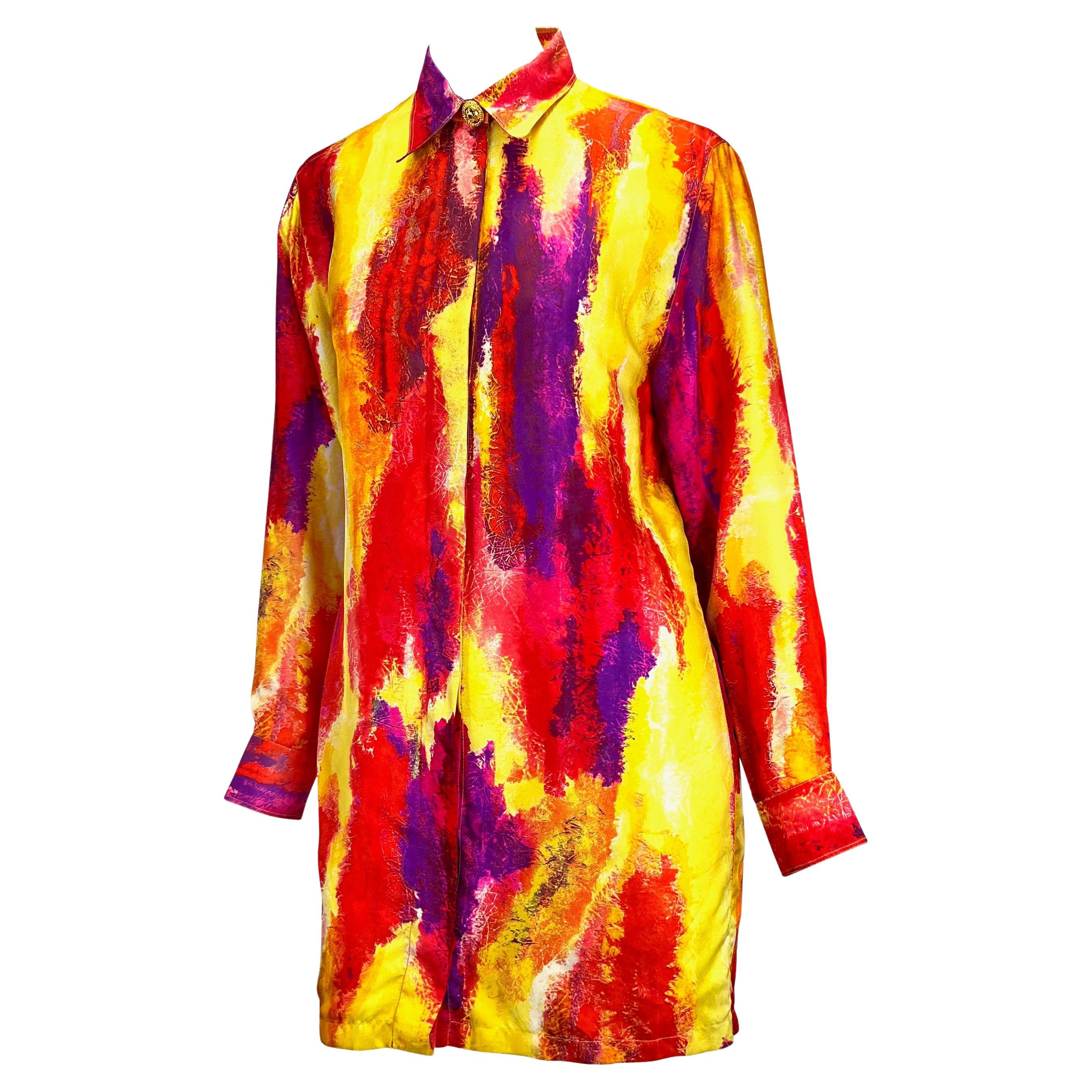 Wir präsentieren ein Kleid von Gianni Versace Couture in leuchtenden Aquarellfarben, entworfen von Gianni Versace. Dieses seltene Kleidungsstück aus der Frühjahr/Sommer-Kollektion 1994 zeigt einen leuchtenden abstrakten Druck, der an Pinselstriche