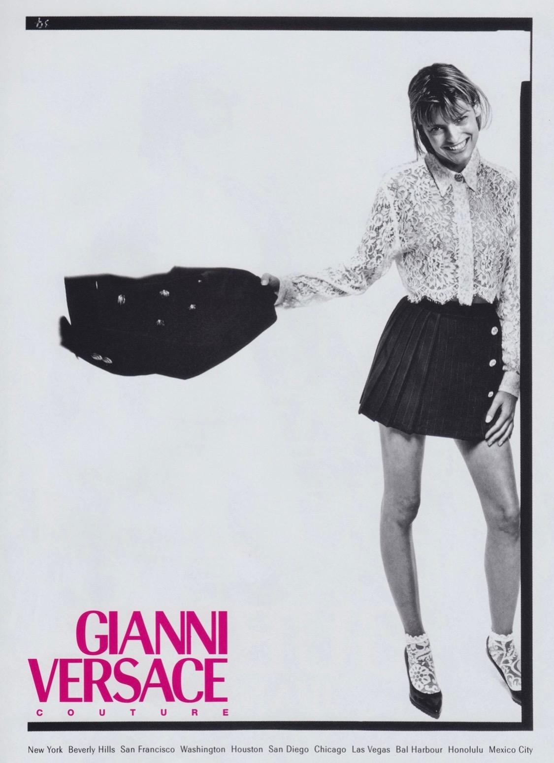 S/S 1994 Gianni Versace Couture Transparentes weißes Spitzenoberteil mit Knopfleiste Medusa im Angebot 1