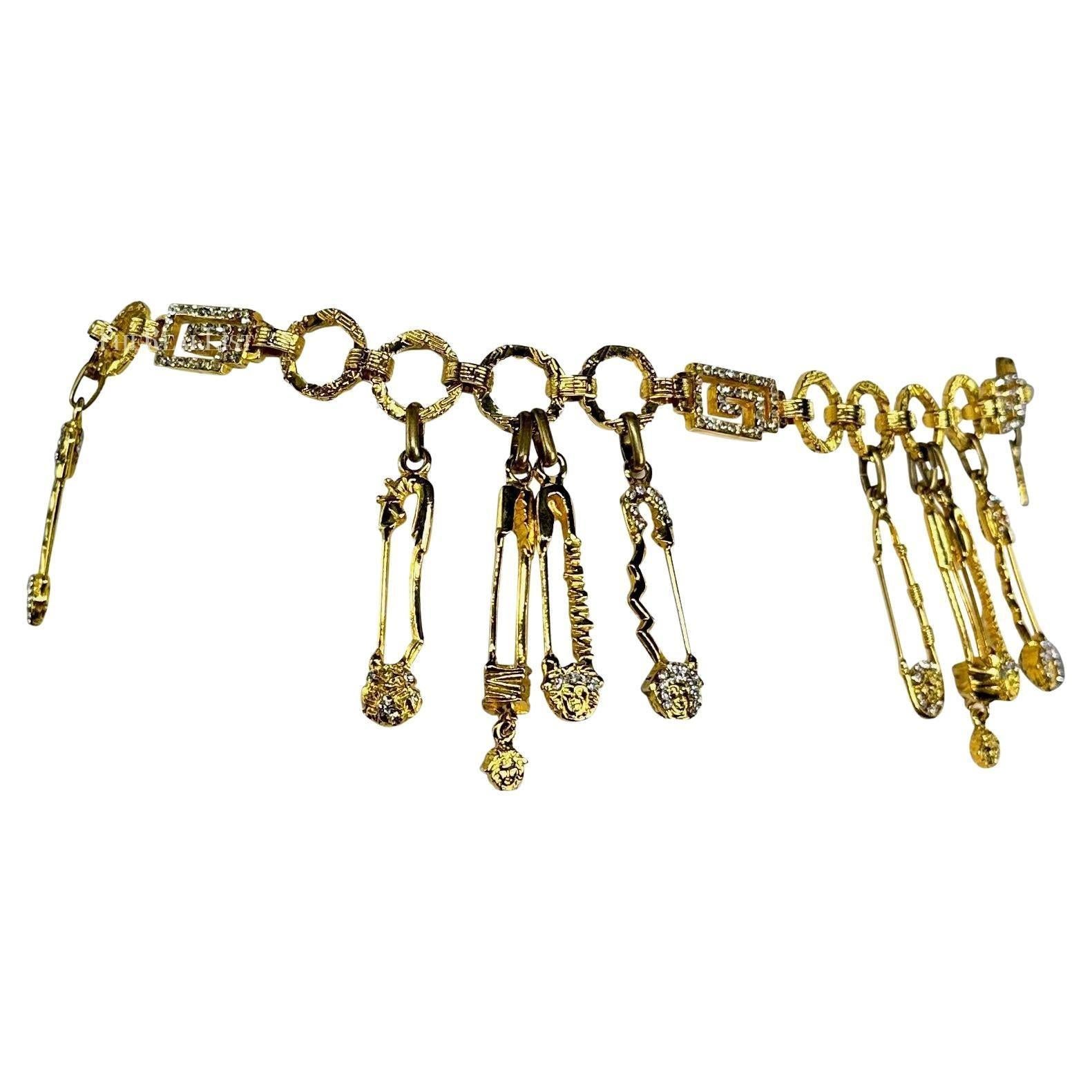 P/E 1994 Gianni Versace Cintura a catena Medusa con strass e spilla di sicurezza in tonalità oro in vendita 5