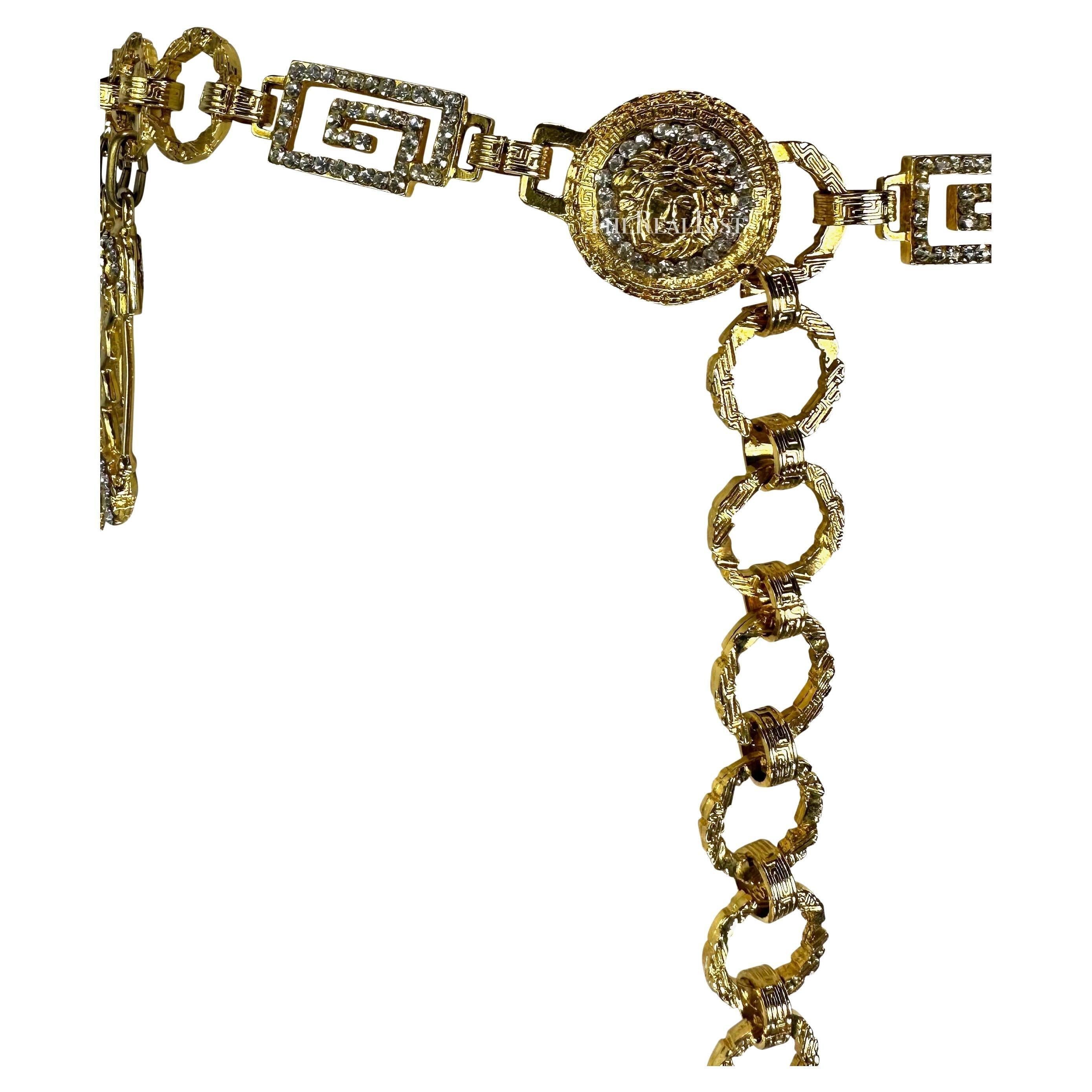 P/E 1994 Gianni Versace Cintura a catena Medusa con strass e spilla di sicurezza in tonalità oro in vendita 2