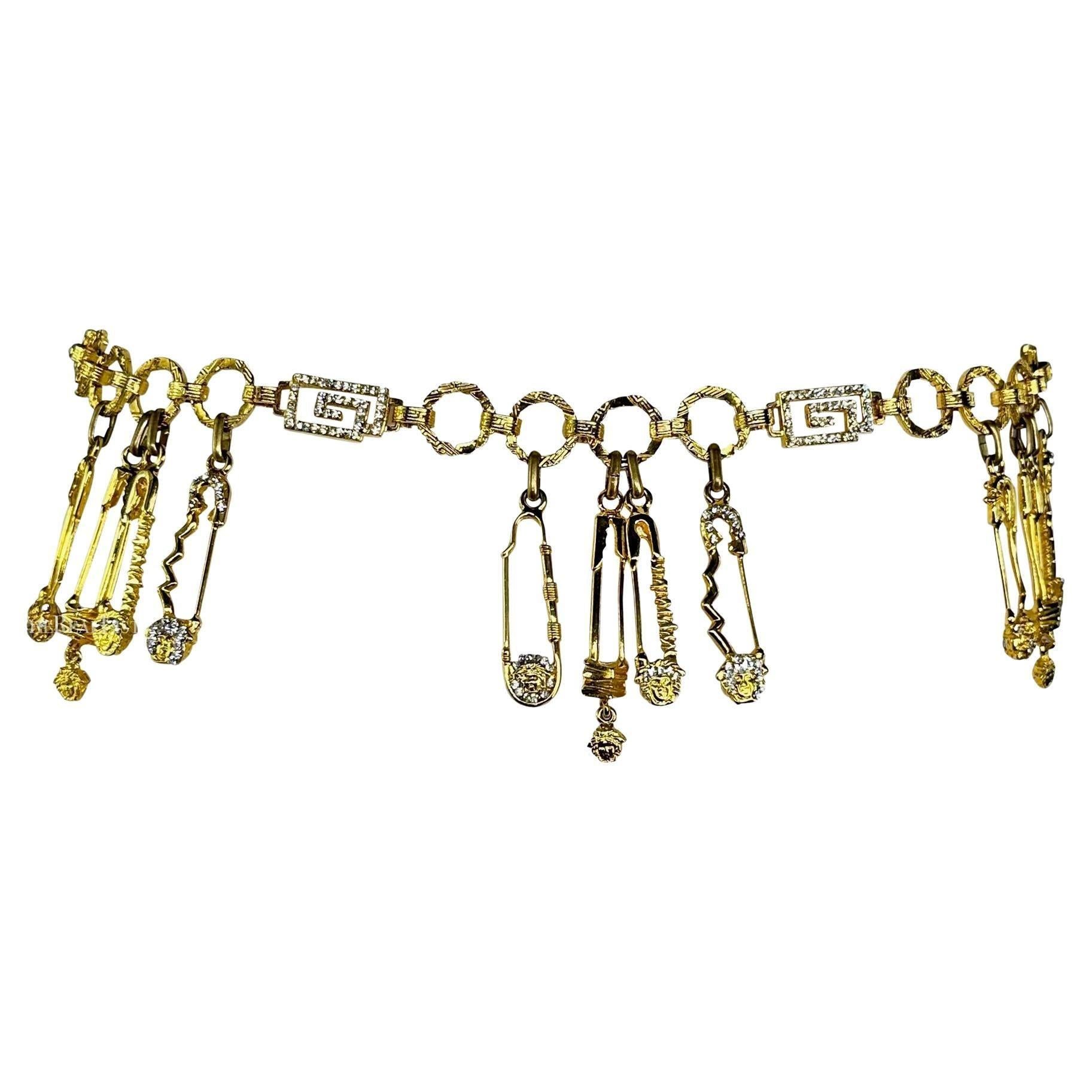 P/E 1994 Gianni Versace Cintura a catena Medusa con strass e spilla di sicurezza in tonalità oro in vendita 3