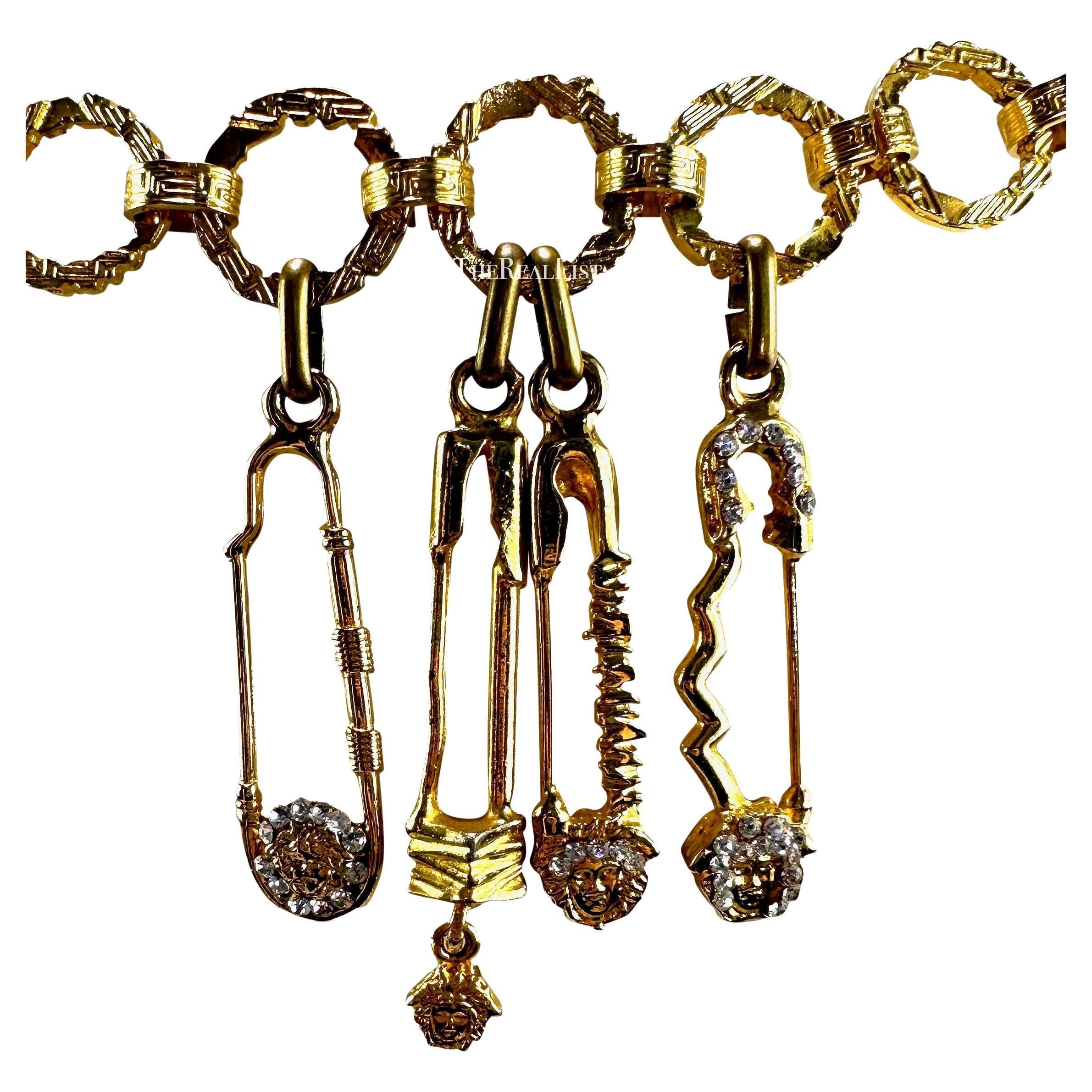 P/E 1994 Gianni Versace Cintura a catena Medusa con strass e spilla di sicurezza in tonalità oro in vendita 4