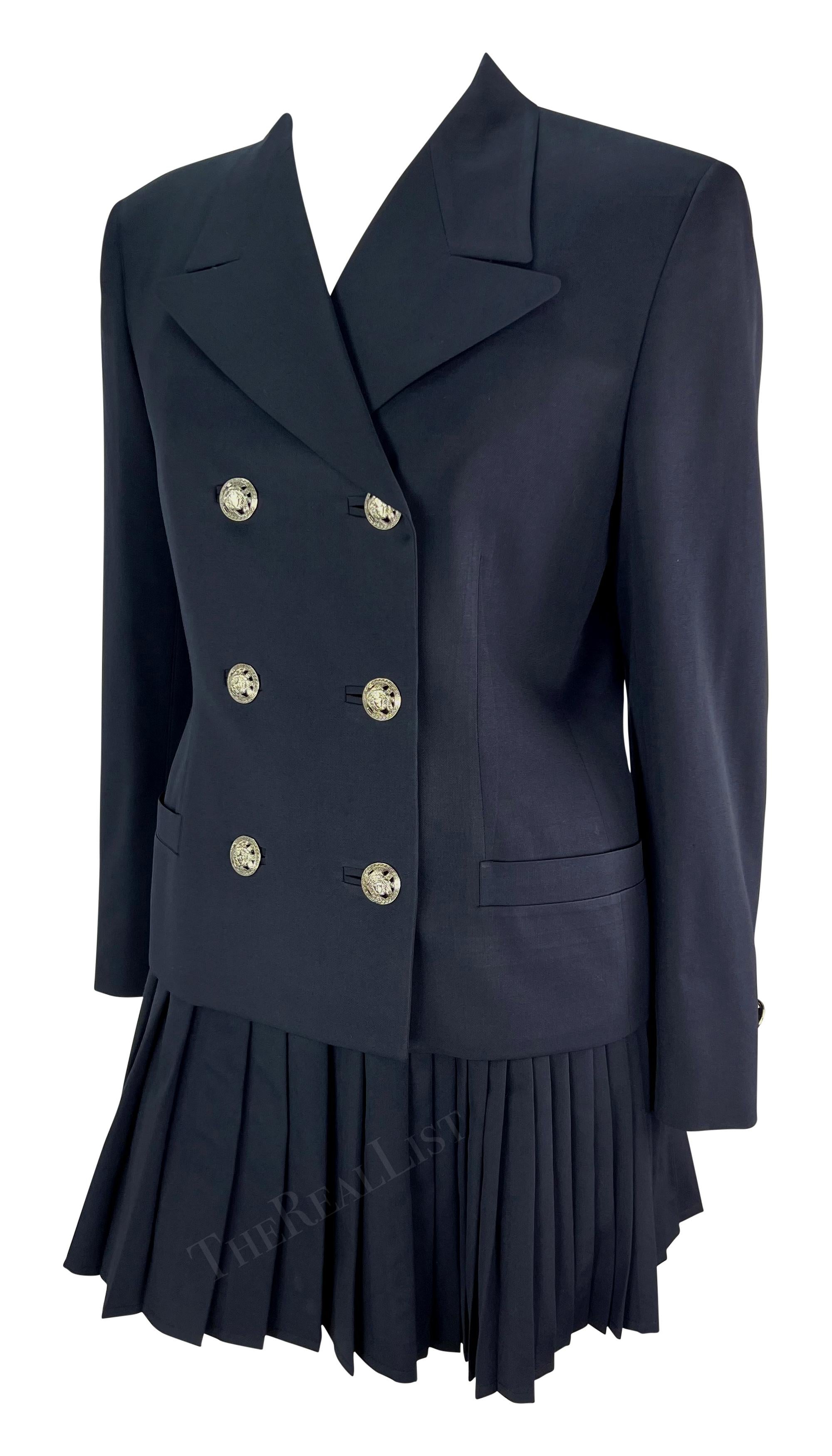 Nero P/E 1994 Gianni Versace Mini Gonna Plissettata Navy Abito doppio petto Medusa in vendita