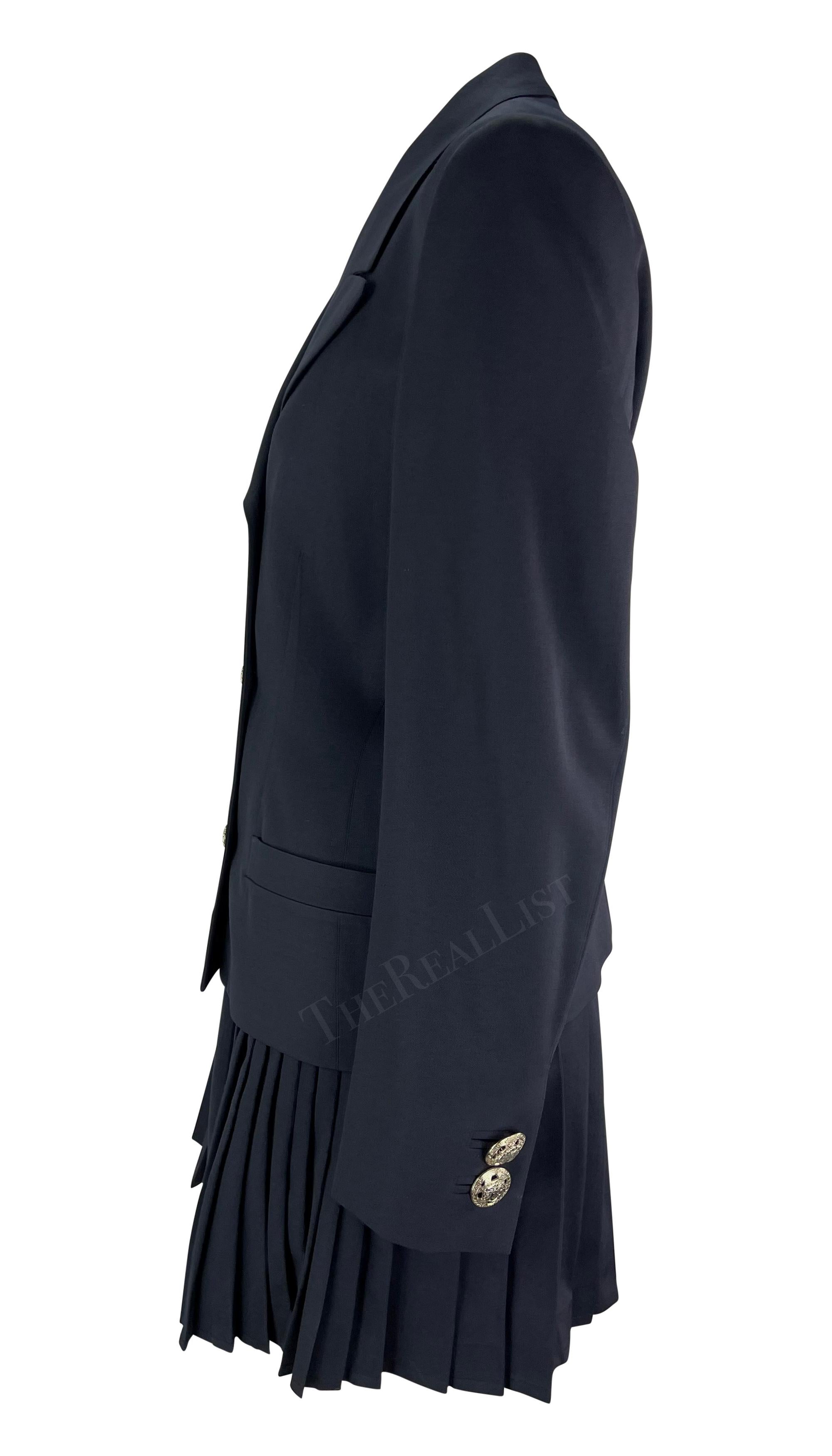 P/E 1994 Gianni Versace Mini Gonna Plissettata Navy Abito doppio petto Medusa In condizioni ottime in vendita a West Hollywood, CA