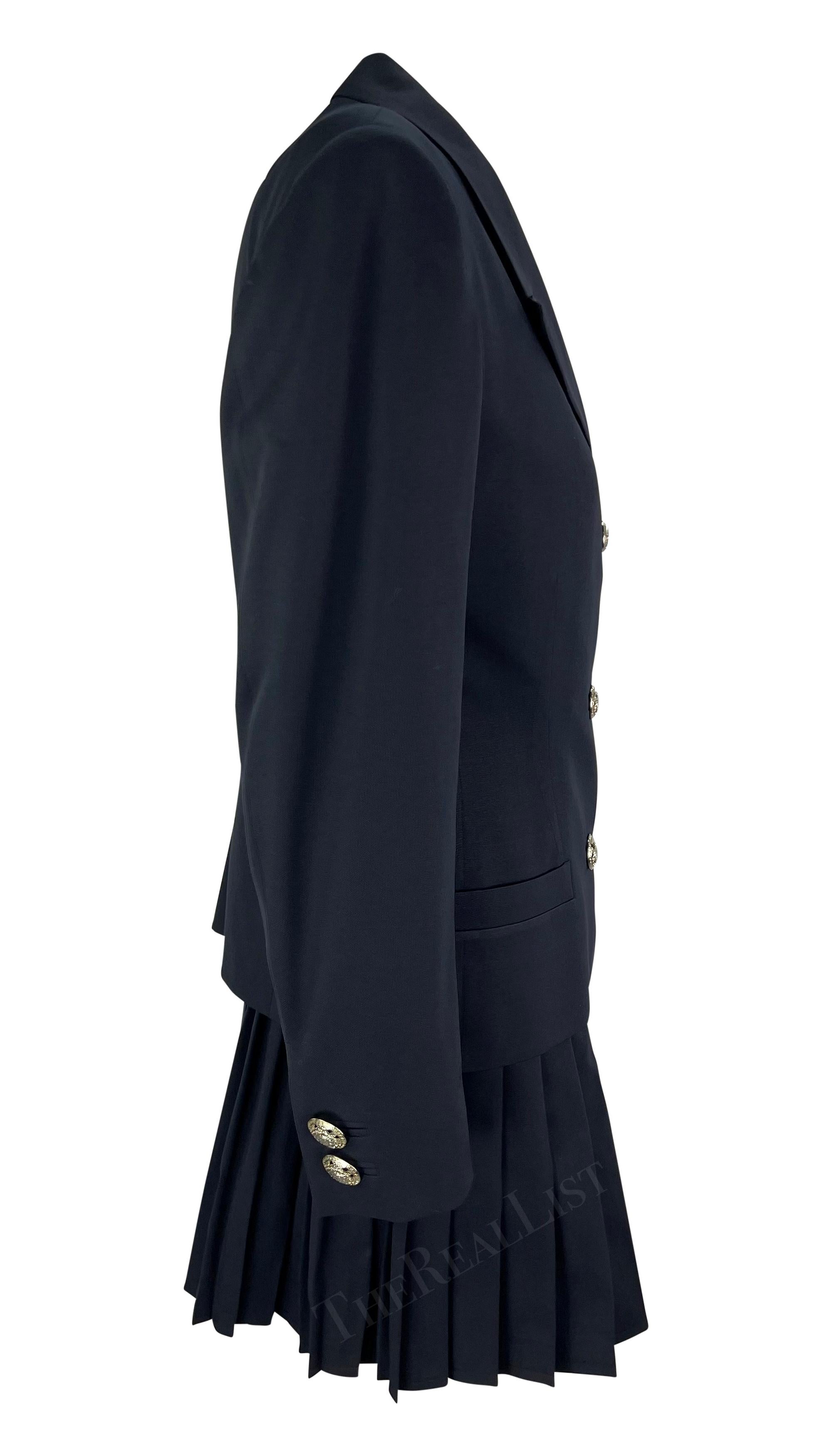 P/E 1994 Gianni Versace Mini Gonna Plissettata Navy Abito doppio petto Medusa in vendita 1