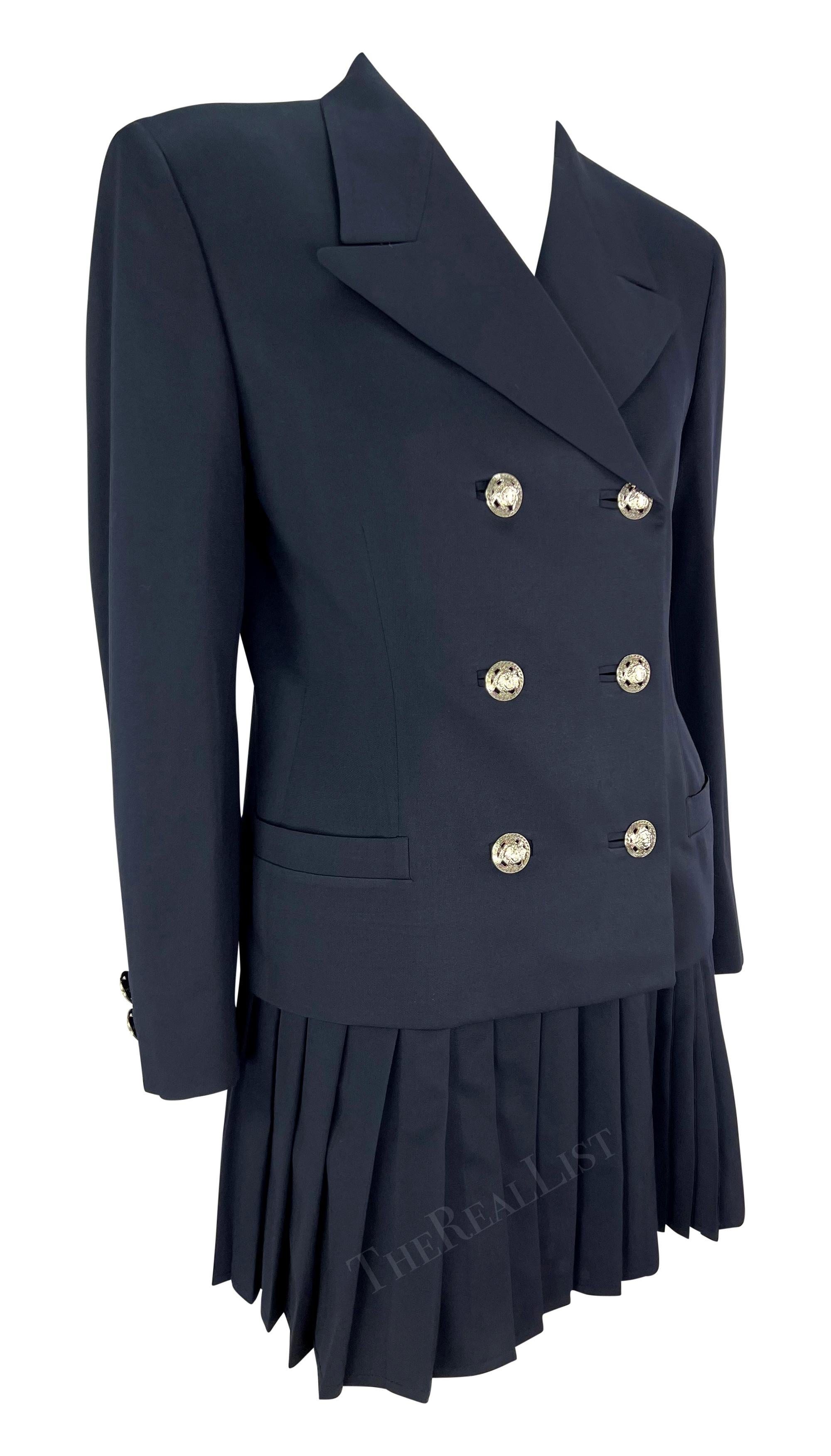 P/E 1994 Gianni Versace Mini Gonna Plissettata Navy Abito doppio petto Medusa in vendita 2