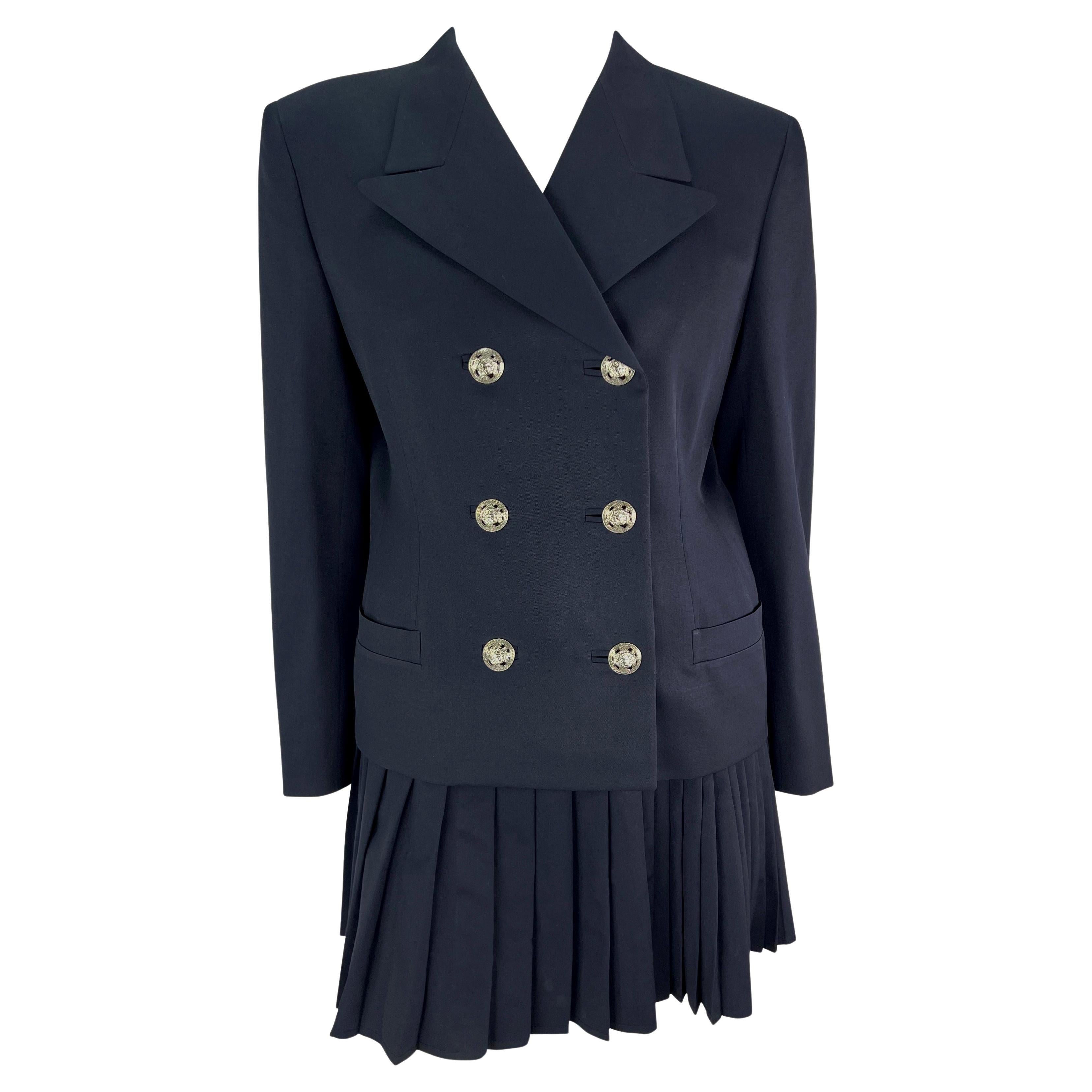 P/E 1994 Gianni Versace Mini Gonna Plissettata Navy Abito doppio petto Medusa in vendita