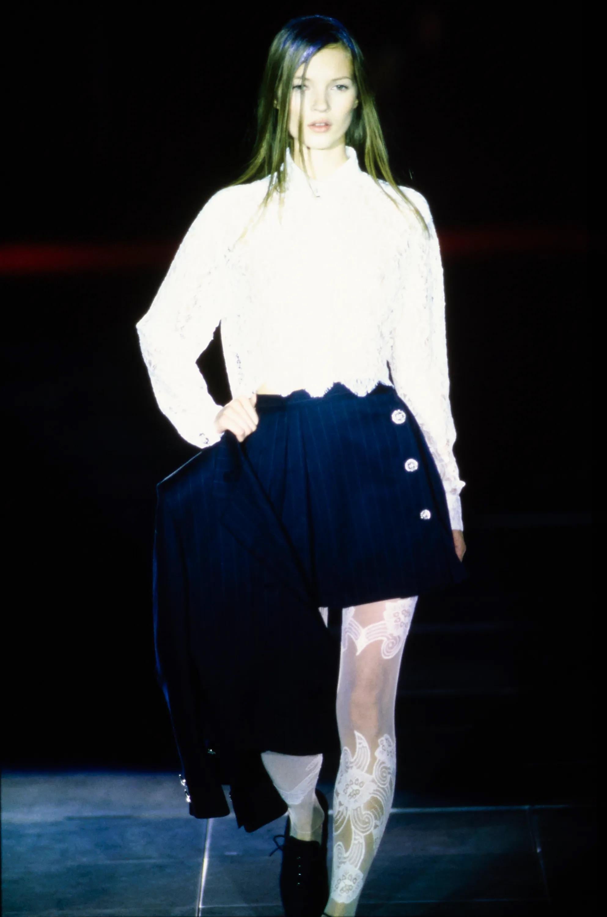 Issue de la collection printemps/été 1994, cette mini-jupe à rayures de Gianni Versace a ouvert le défilé de la saison, portée par Kate Moss. Cette jupe conçue par Gianni Versace a également été mise en valeur dans la campagne publicitaire de la