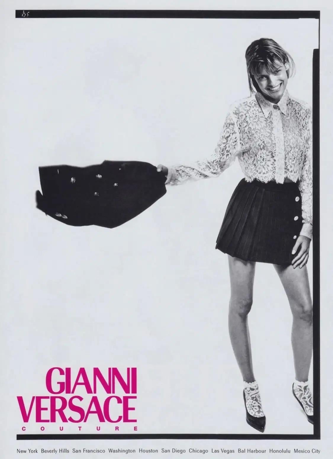 Noir Mini-jupe plissée Medusa à rayures, défilé Gianni Versace P/E 1994 en vente