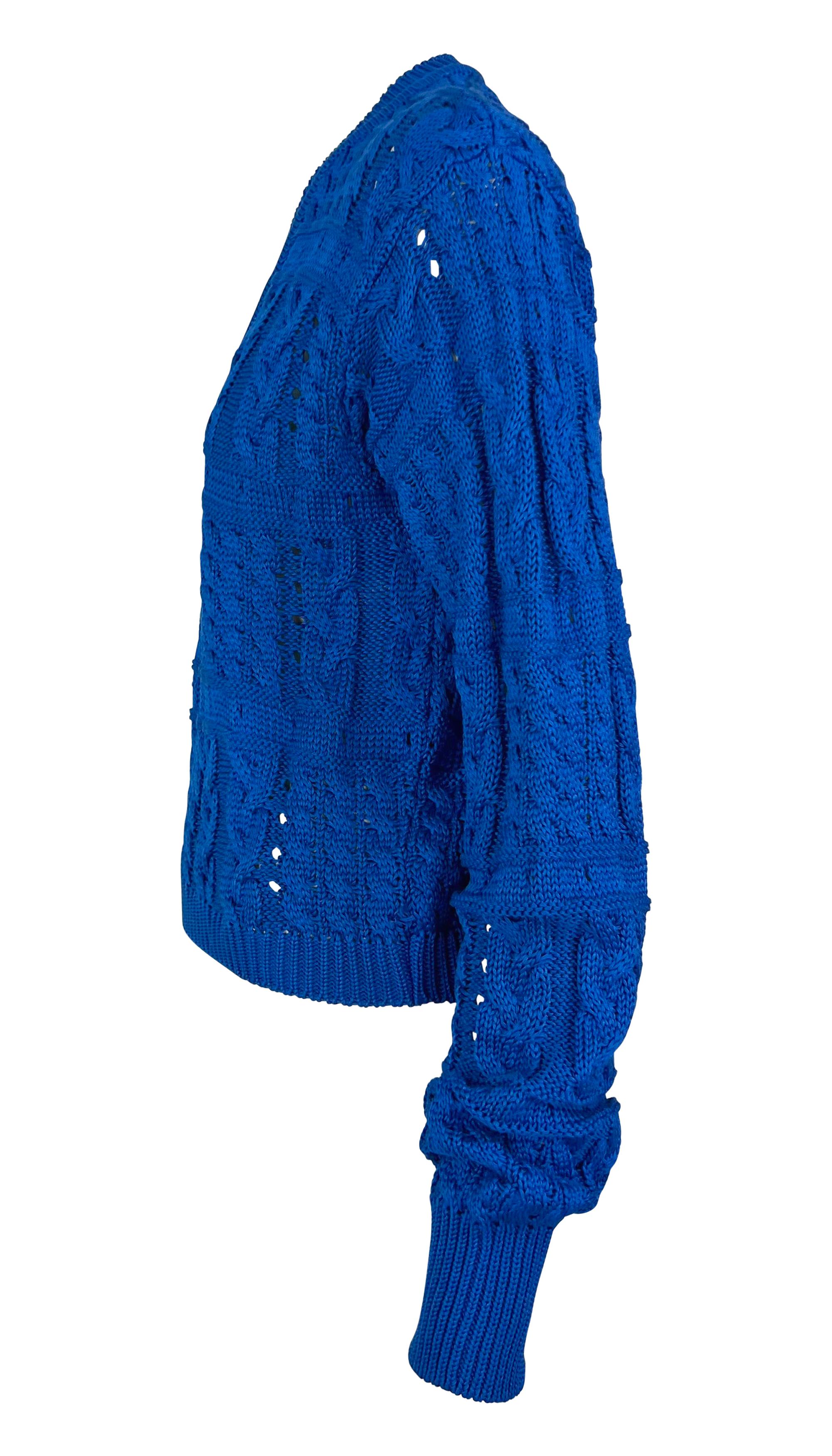S/S 1994 - Gianni Versace Runway - Pull bleu vif à col en V et maille câble en vente 1