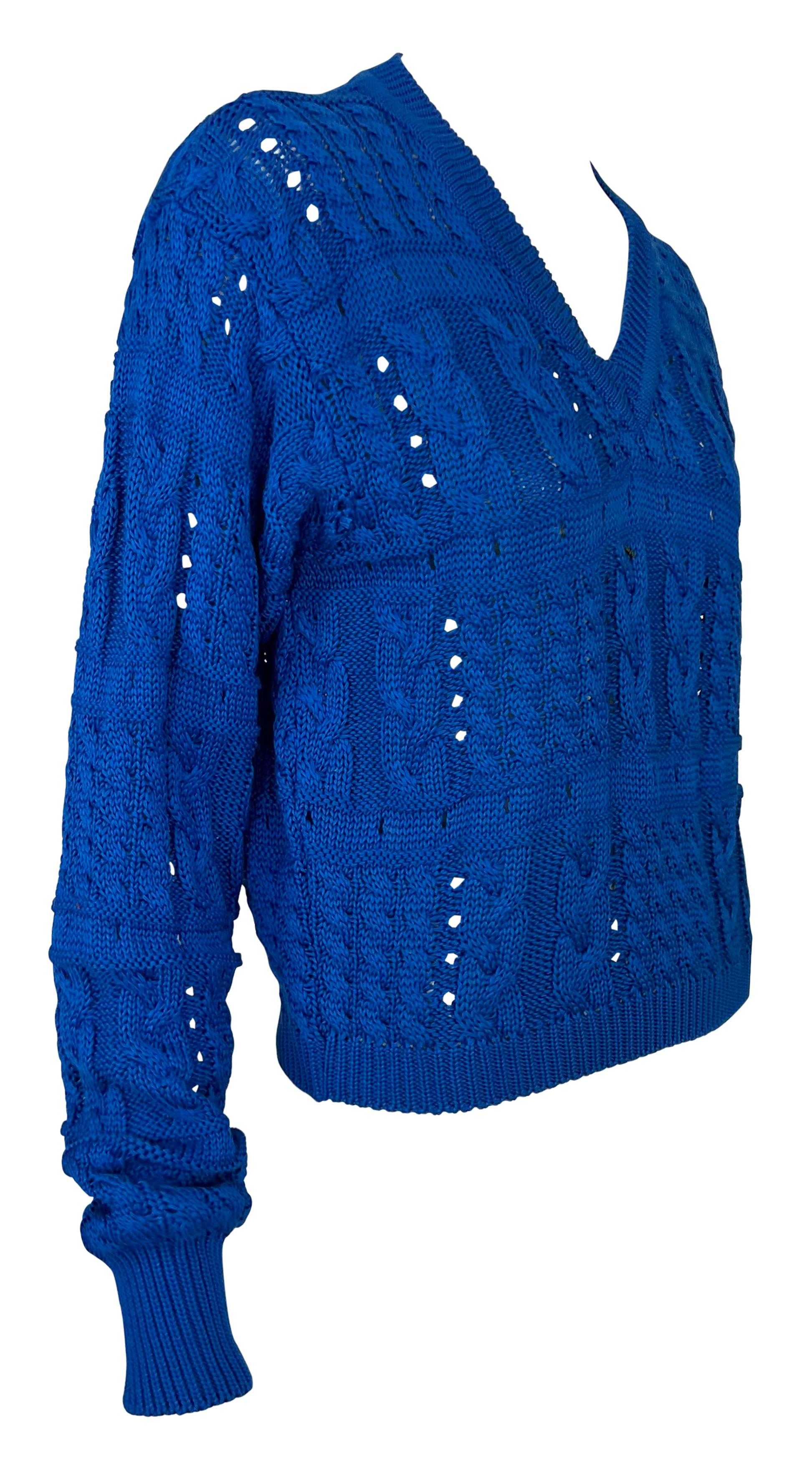 S/S 1994 - Gianni Versace Runway - Pull bleu vif à col en V et maille câble en vente 4