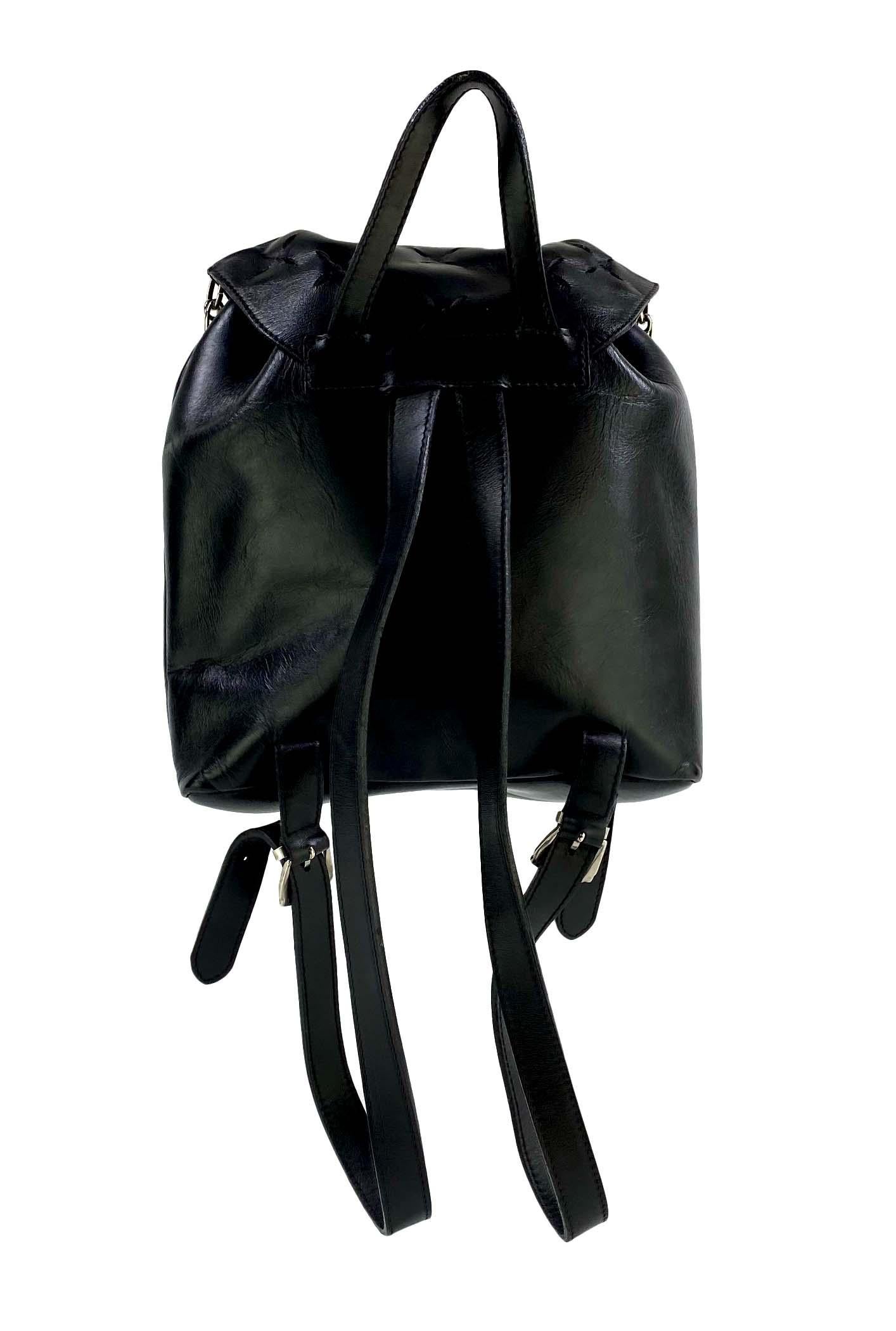 S/S 1994 Gianni Versace Mini sac à dos de défilé en cuir noir avec épingles de sûreté découpées en vente 1