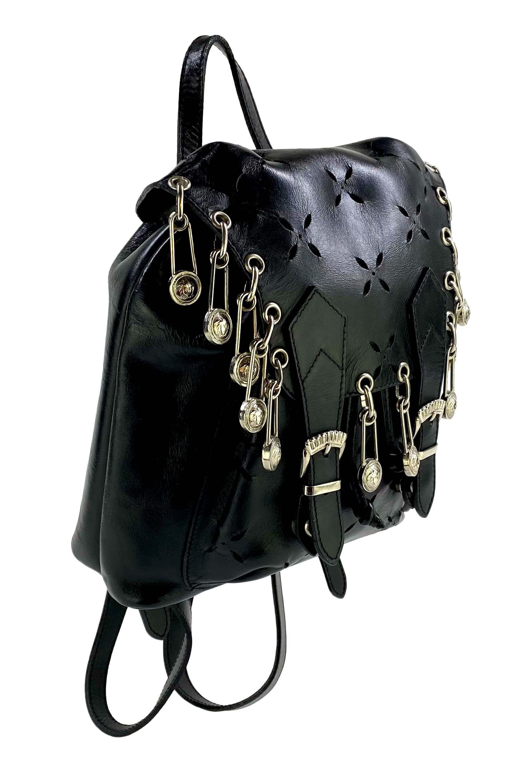 S/S 1994 Gianni Versace Mini sac à dos de défilé en cuir noir avec épingles de sûreté découpées Excellent état - En vente à West Hollywood, CA