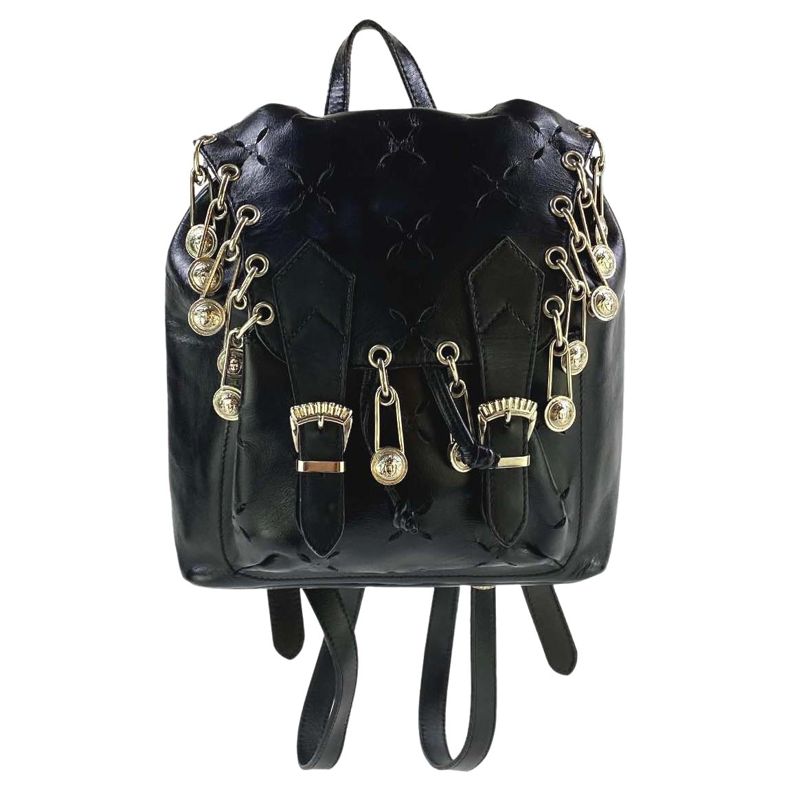 F/S 1994 Gianni Versace Schwarzer Mini-Laufsteg-Rucksack aus Leder mit Sicherheitsnadelausschnitt und Ausschnitt im Angebot