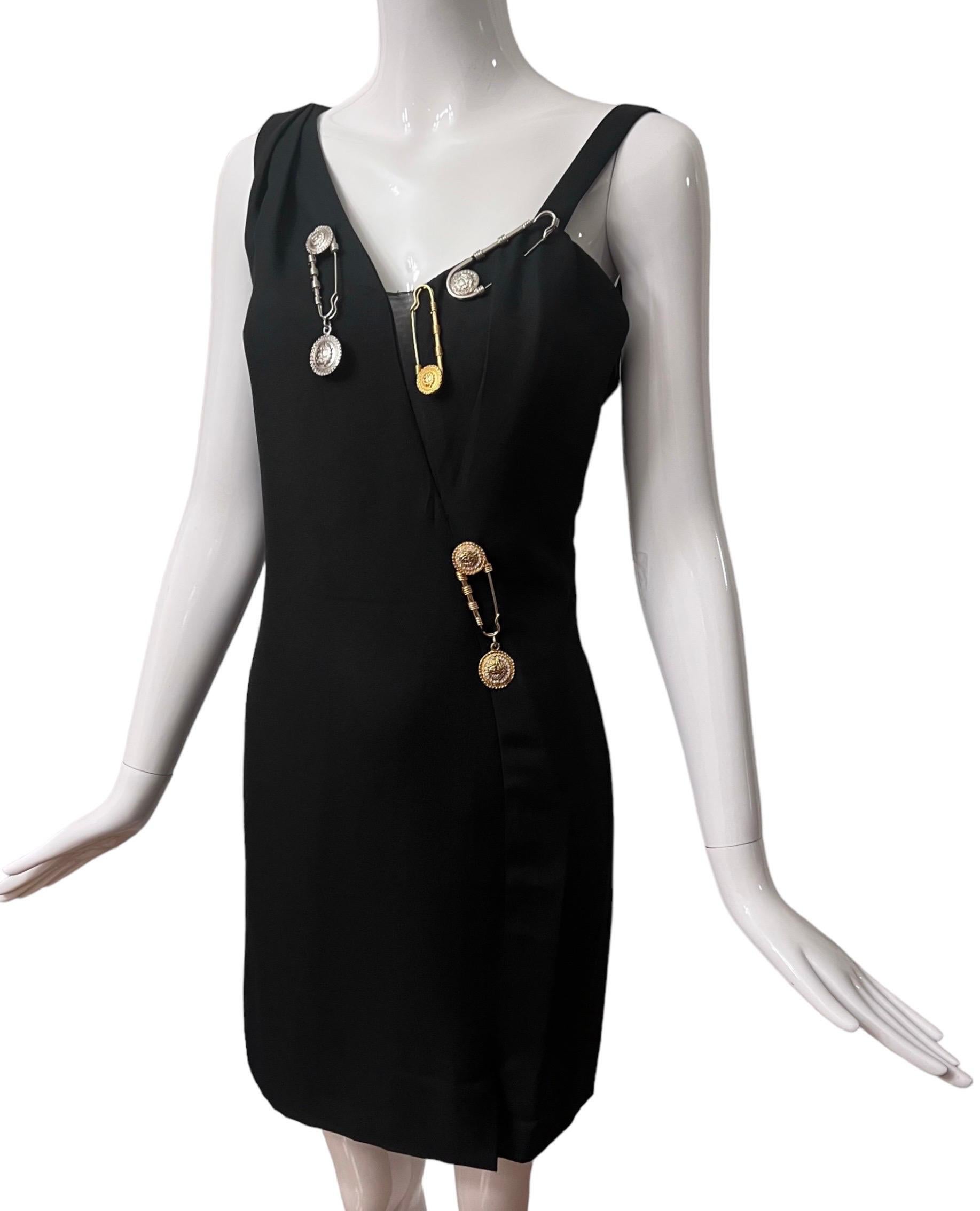 Noir Gianni Versace, mini-robe noire embellie de méduses et d'épingles de sécurité, P/E 1994 en vente