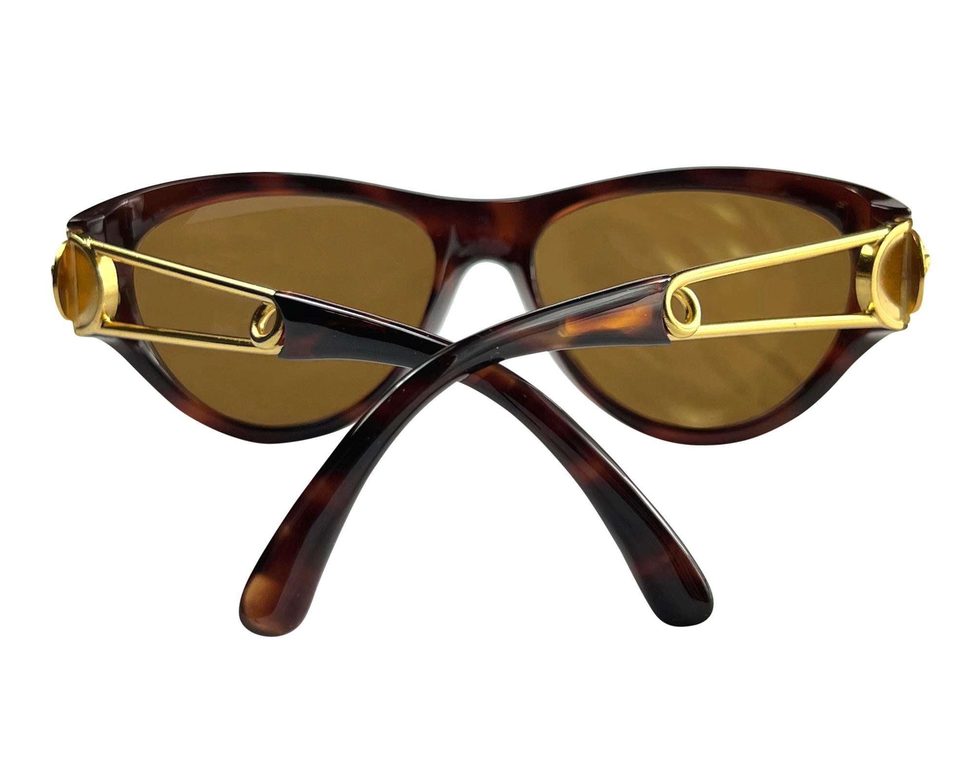 Marron S/S 1994 Gianni Versace Safety Pin Medusa Gold Brown Acetate Sunglasses en vente