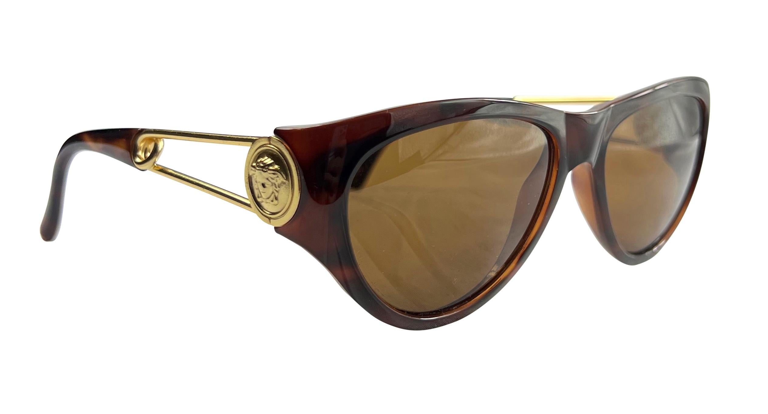 S/S 1994 Gianni Versace Sicherheitsnadel Medusa Gold Brown Acetat Sonnenbrille Damen im Angebot