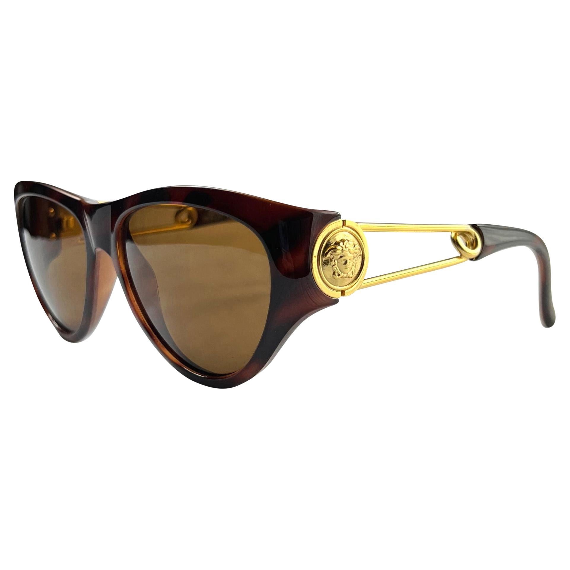 S/S 1994 Gianni Versace Sicherheitsnadel Medusa Gold Brown Acetat Sonnenbrille im Angebot