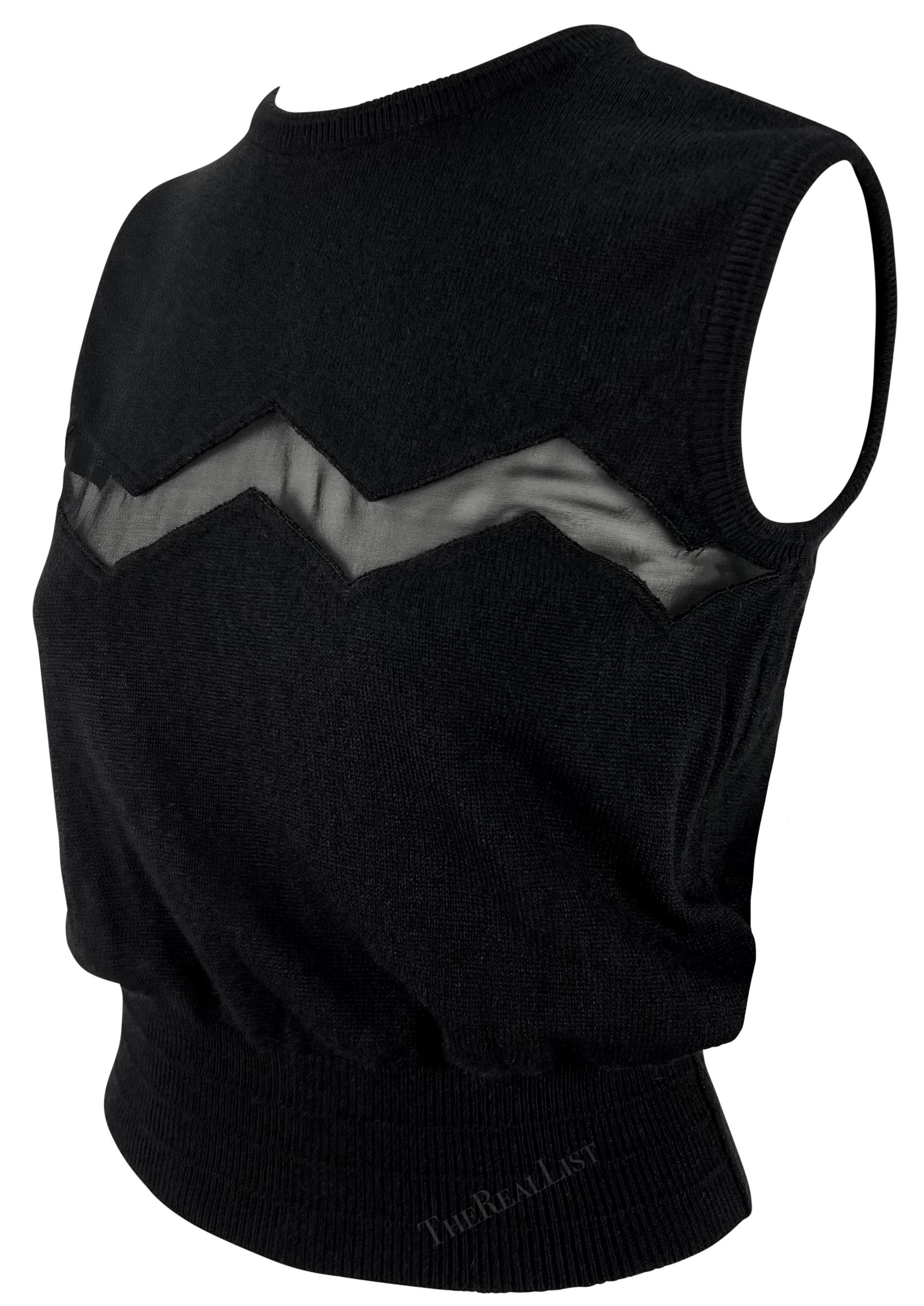 Diese schicke schwarze ärmellose Gianni Versace Pulloverweste wurde von Gianni Versace für die Frühjahr/Sommer-Kollektion 1994 entworfen. Dieser ärmellose Pullover hat einen Rundhalsausschnitt und ist mit einem durchsichtigen Zickzack-Paneel
